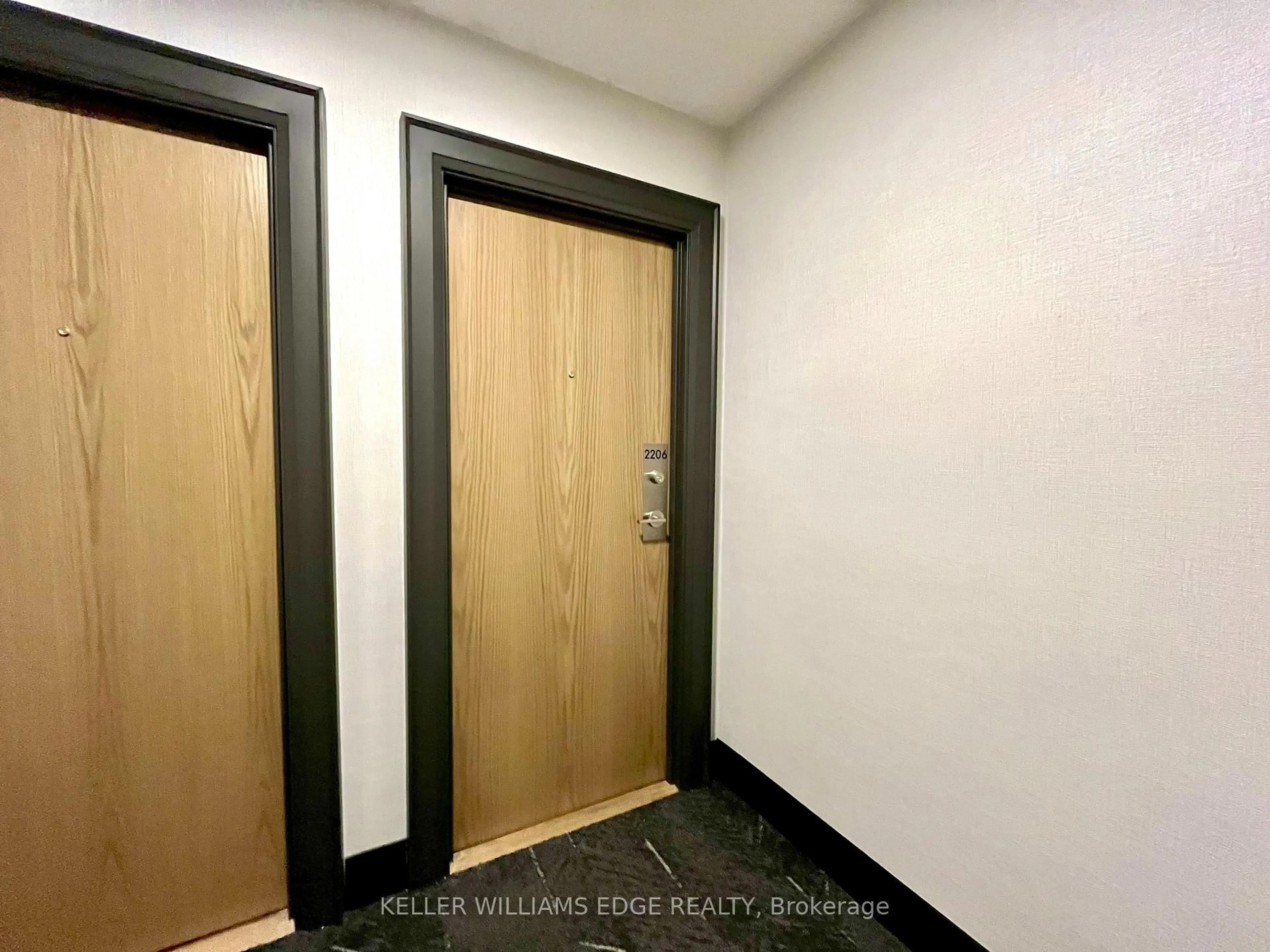 Indoor foyer for 150 Charlton Ave #2206, Hamilton Ontario L8N 3X3