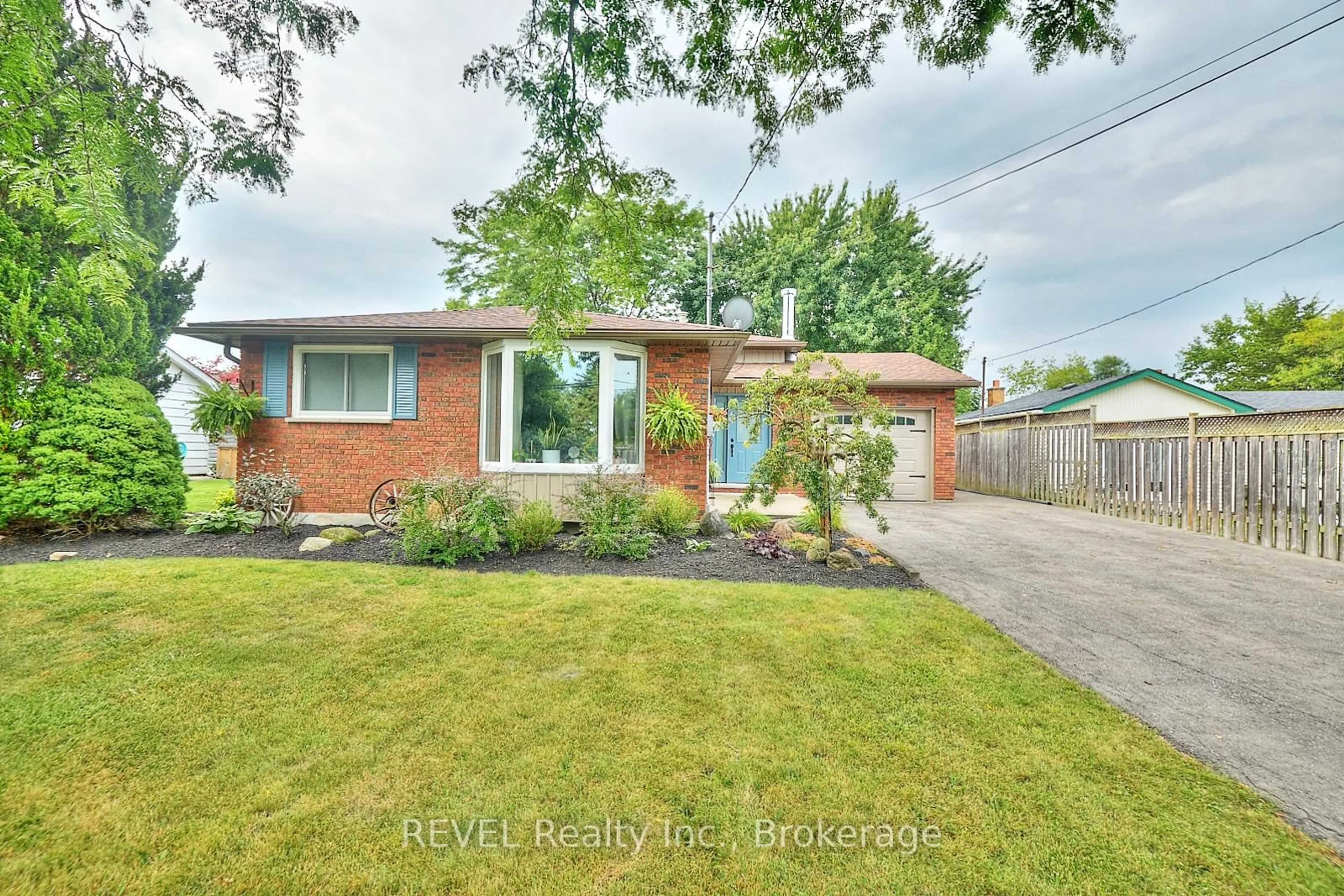 Home with brick exterior material, street for 186 Colver St, West Lincoln Ontario L0R 2A0