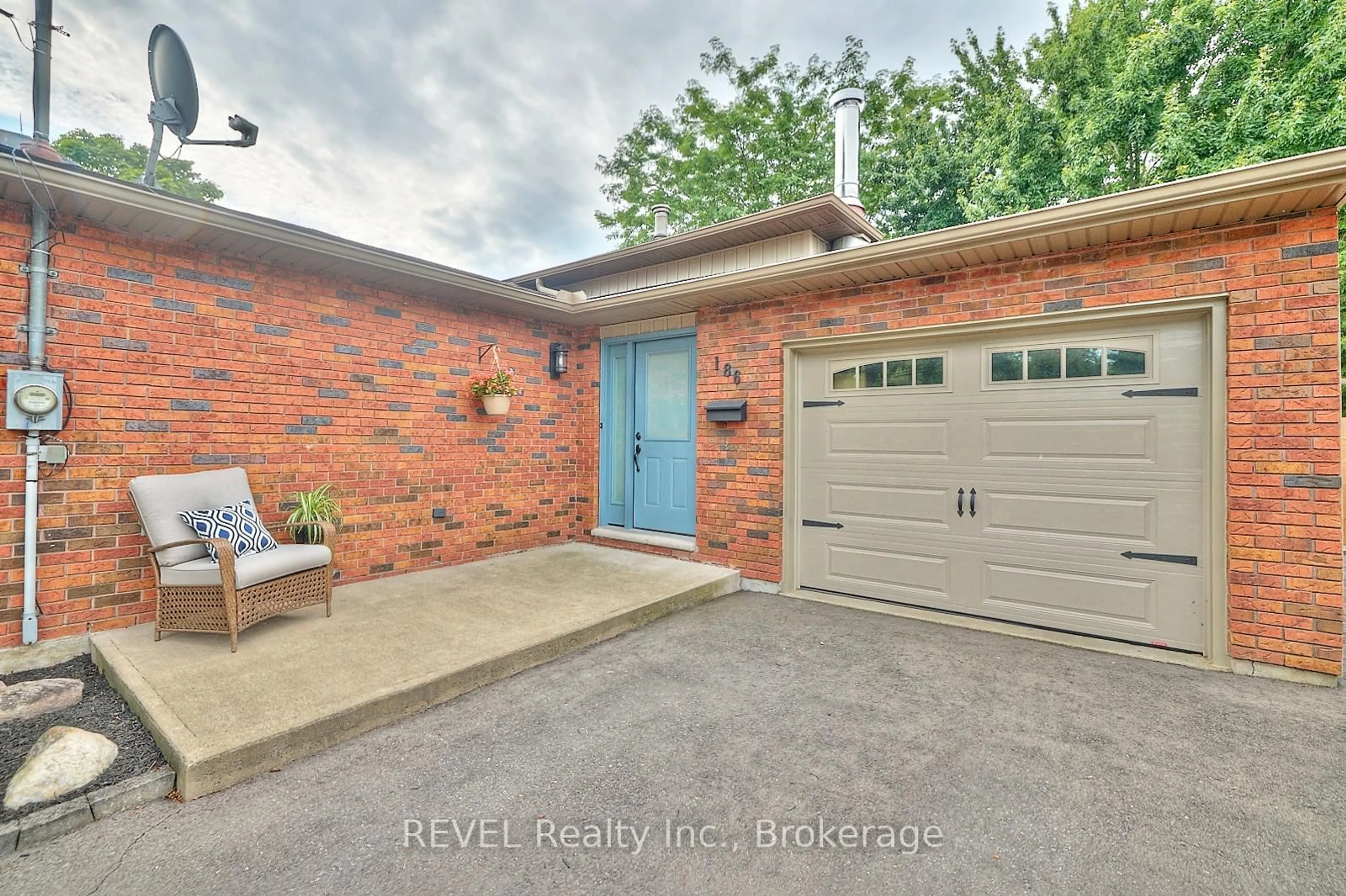 Home with brick exterior material, street for 186 Colver St, West Lincoln Ontario L0R 2A0