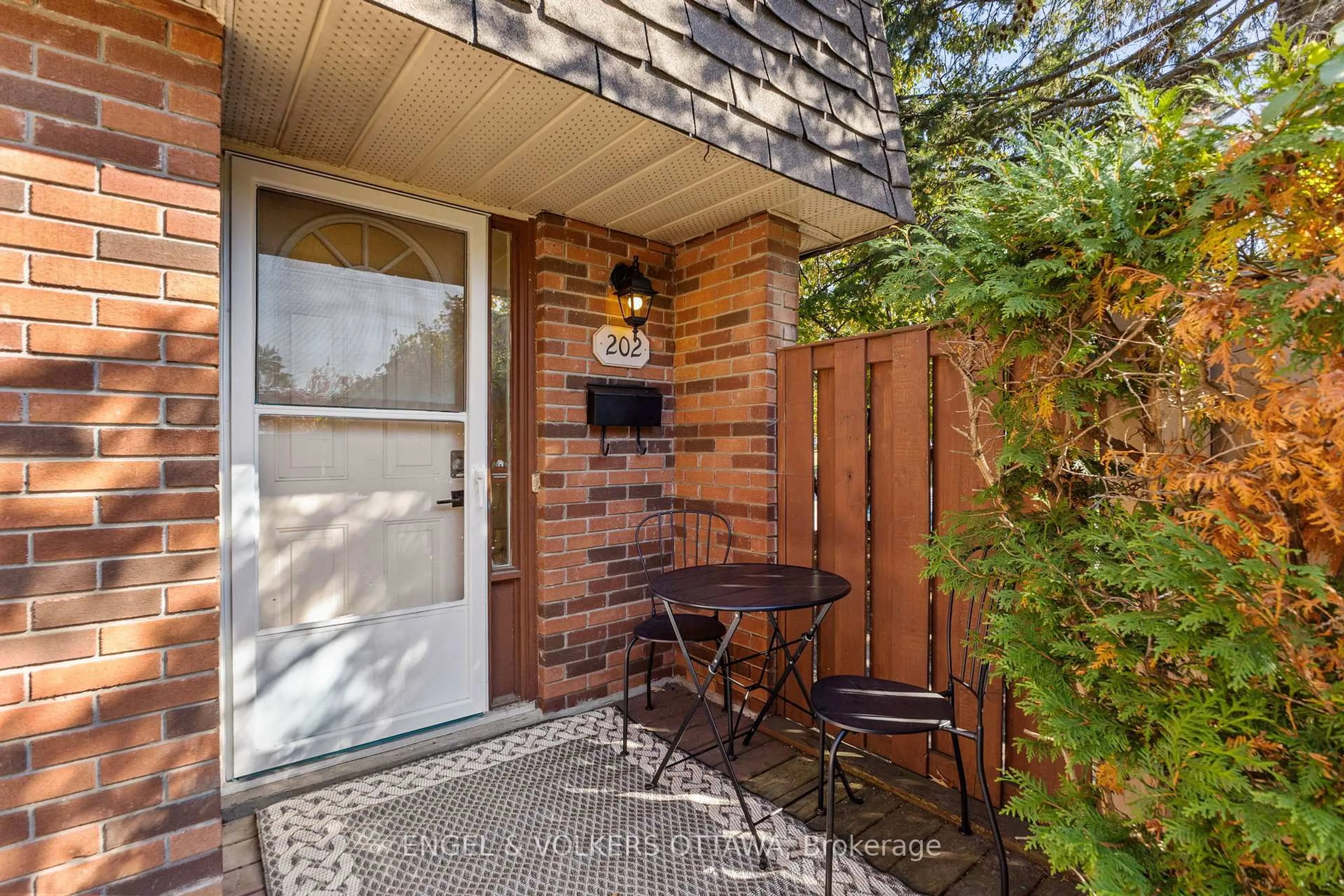 Patio, street for 202 Royalton Private, Ottawa Ontario K1V 9S3