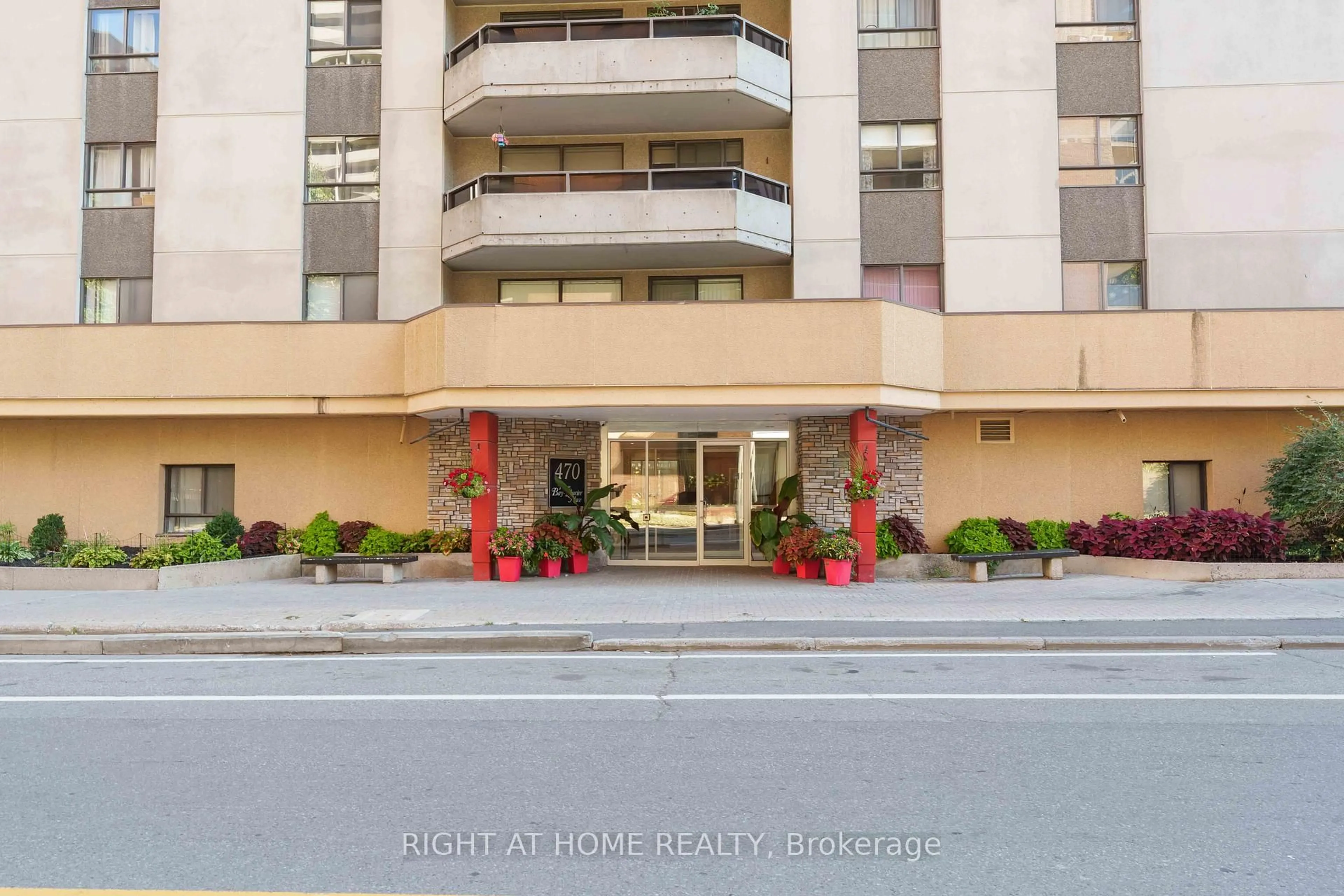 Indoor foyer for 470 Laurier Ave #801, Ottawa Ontario K1R 7W9
