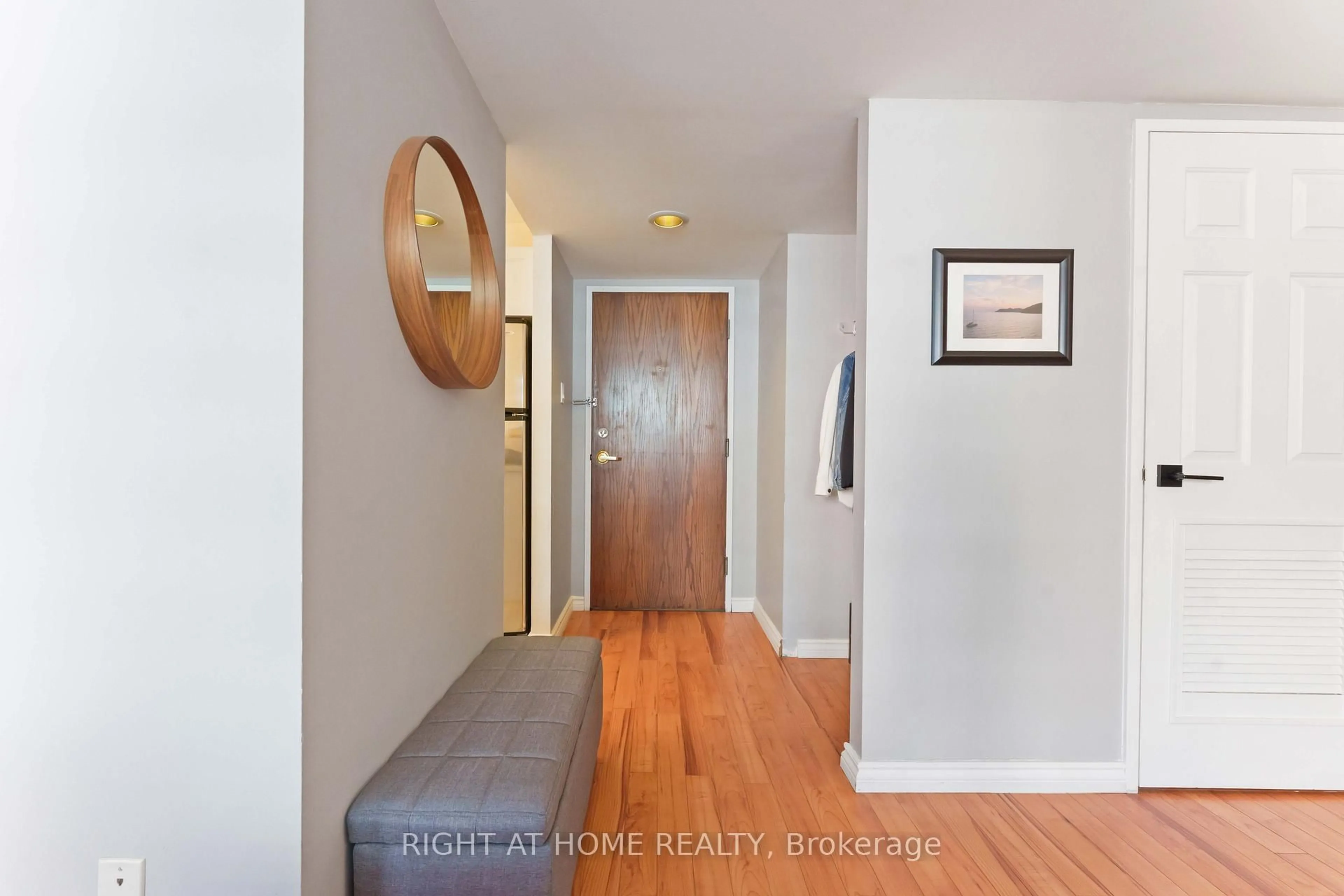 Indoor entryway for 470 Laurier Ave #801, Ottawa Ontario K1R 7W9