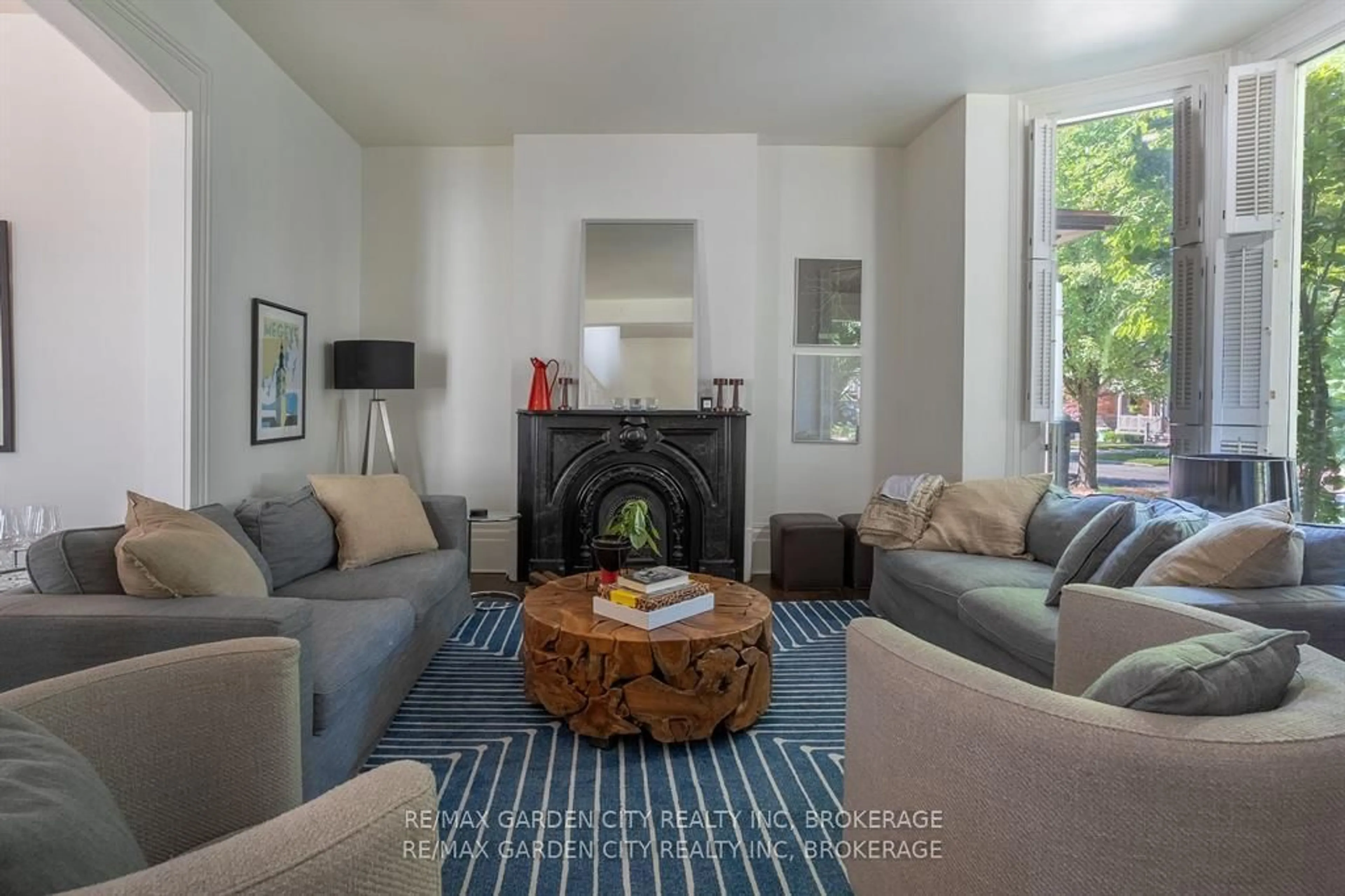 Living room with furniture, unknown for 93 QUEEN St, St. Catharines Ontario L2R 5H4