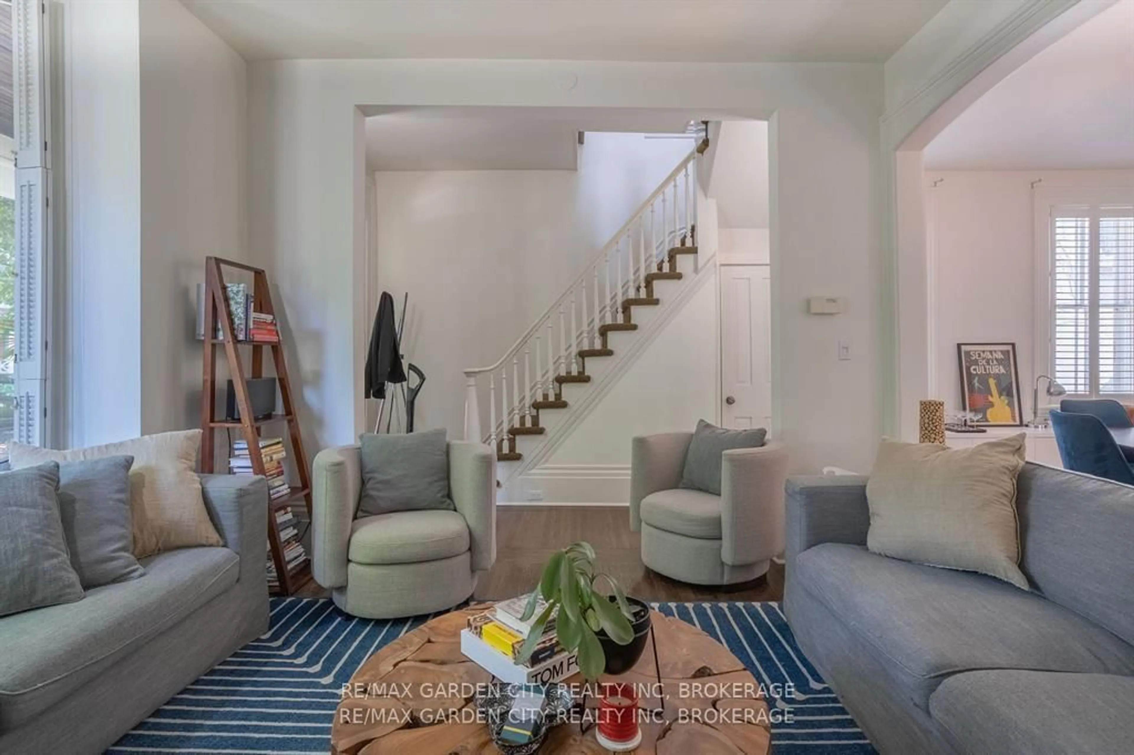 Living room with furniture, unknown for 93 QUEEN St, St. Catharines Ontario L2R 5H4