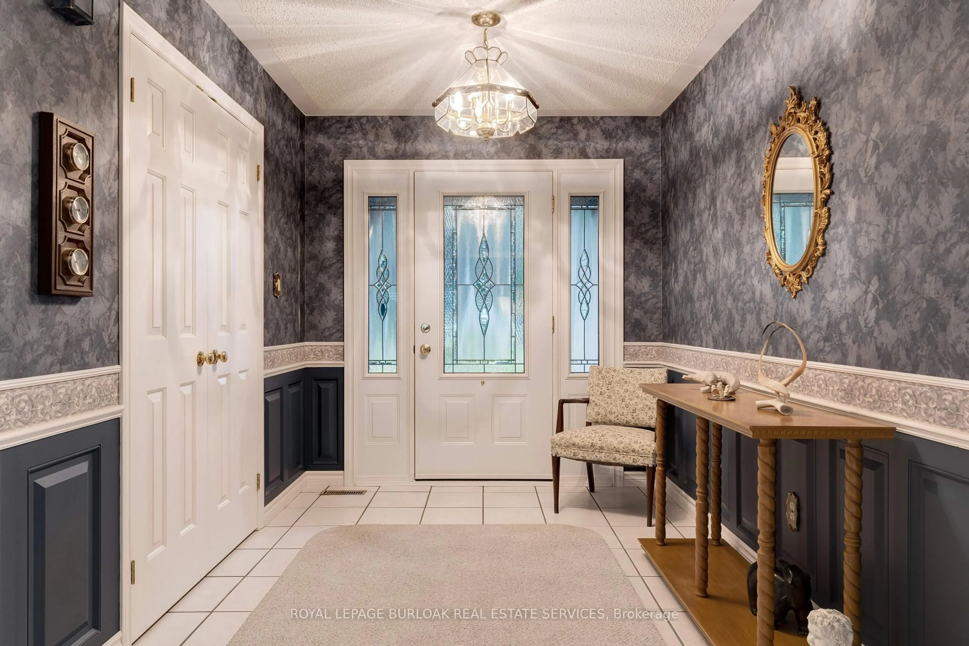 Indoor entryway for 43 Acredale Dr, Hamilton Ontario L0R 1H2