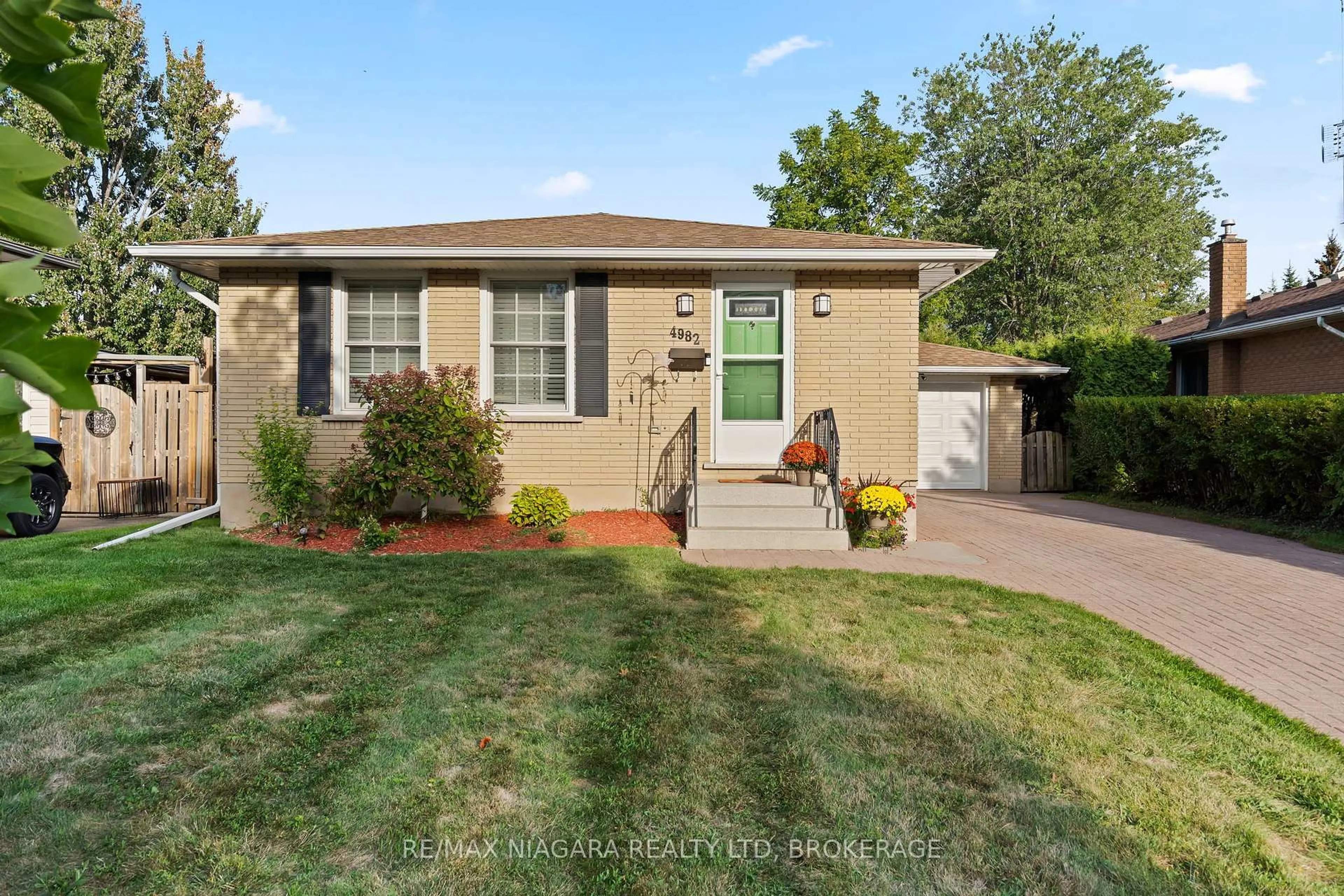 Home with vinyl exterior material, street for 4982 Epsom Crt, Niagara Falls Ontario L2H 1V9