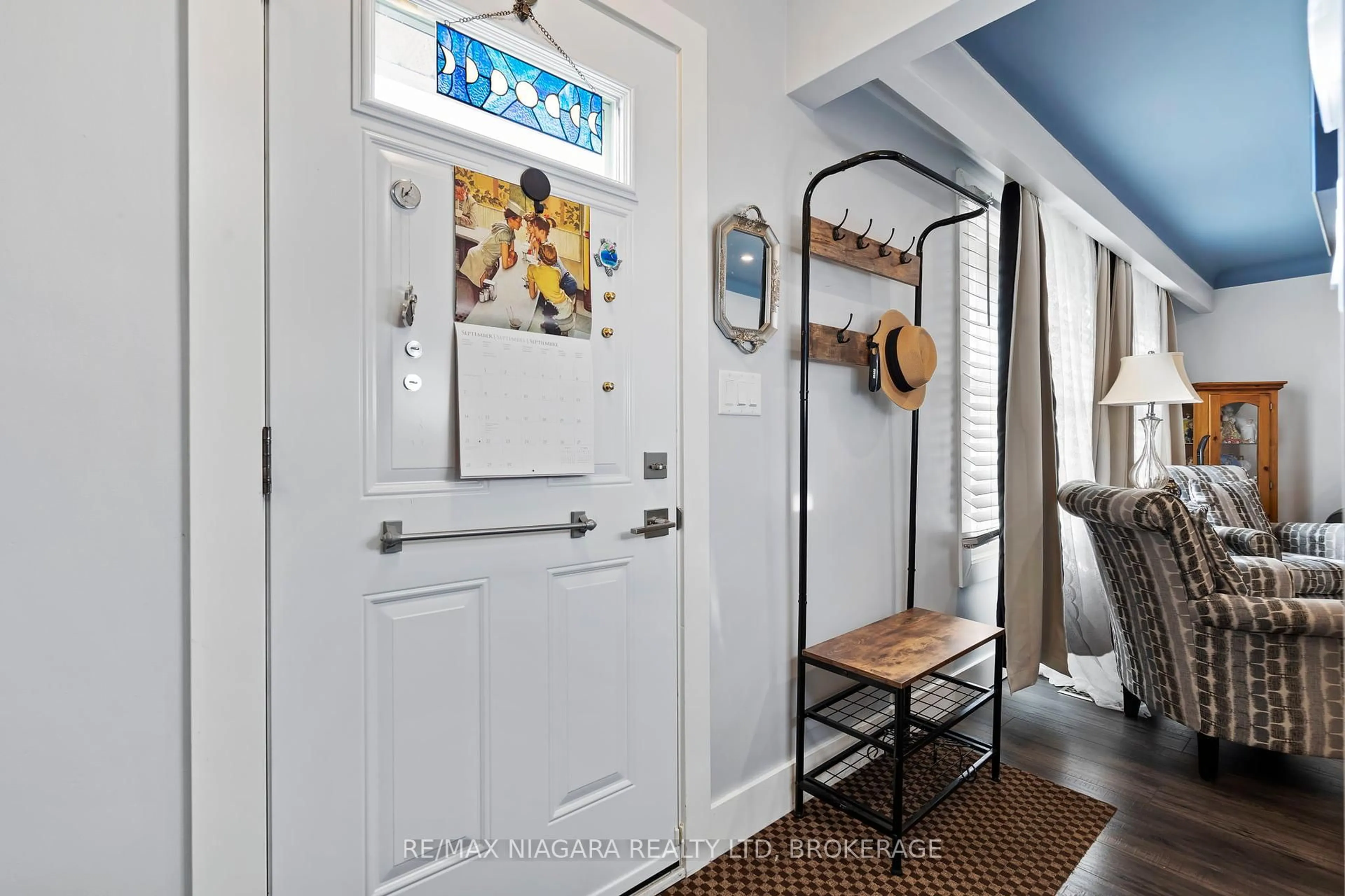 Indoor entryway for 4982 Epsom Crt, Niagara Falls Ontario L2H 1V9