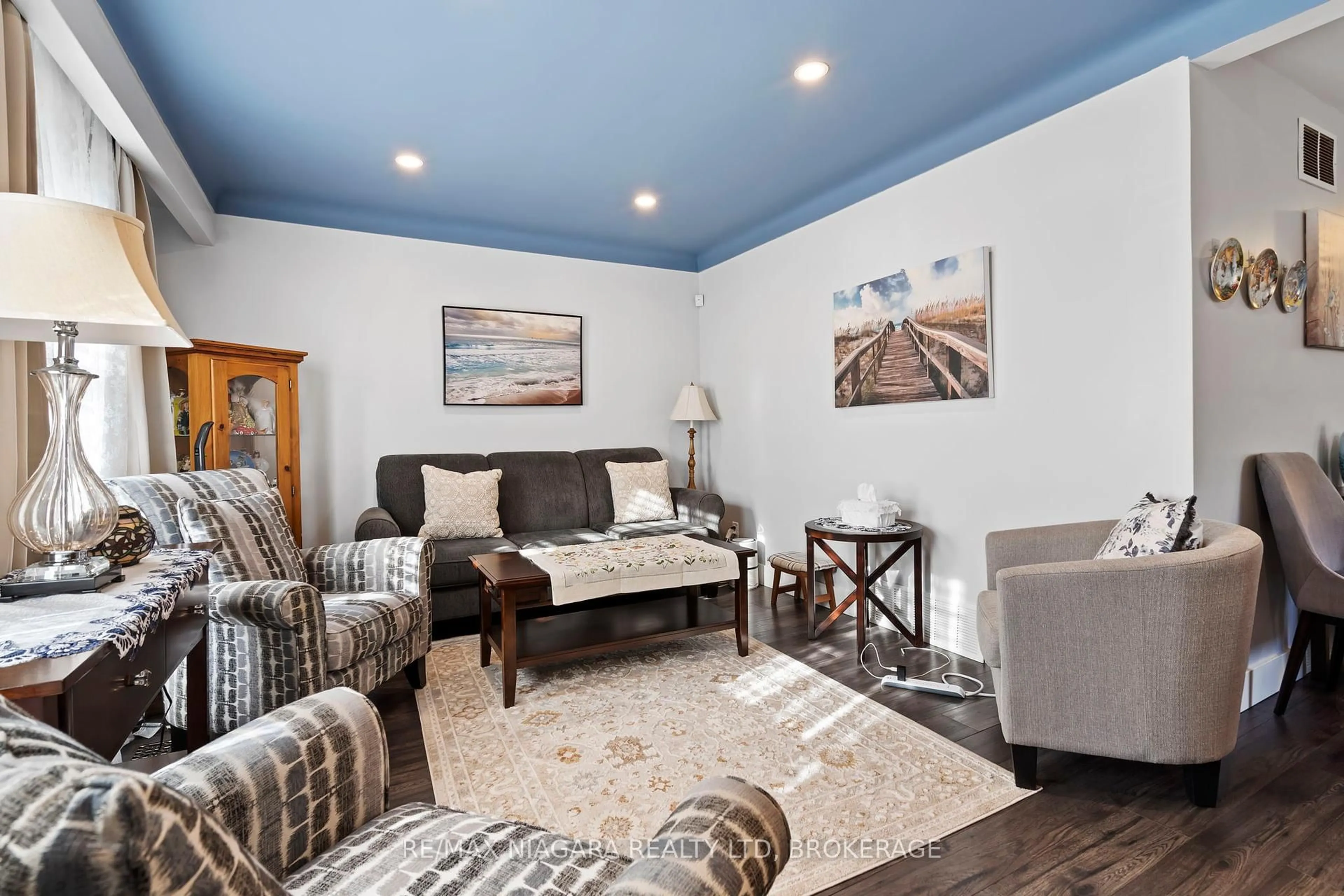 Living room with furniture, unknown for 4982 Epsom Crt, Niagara Falls Ontario L2H 1V9