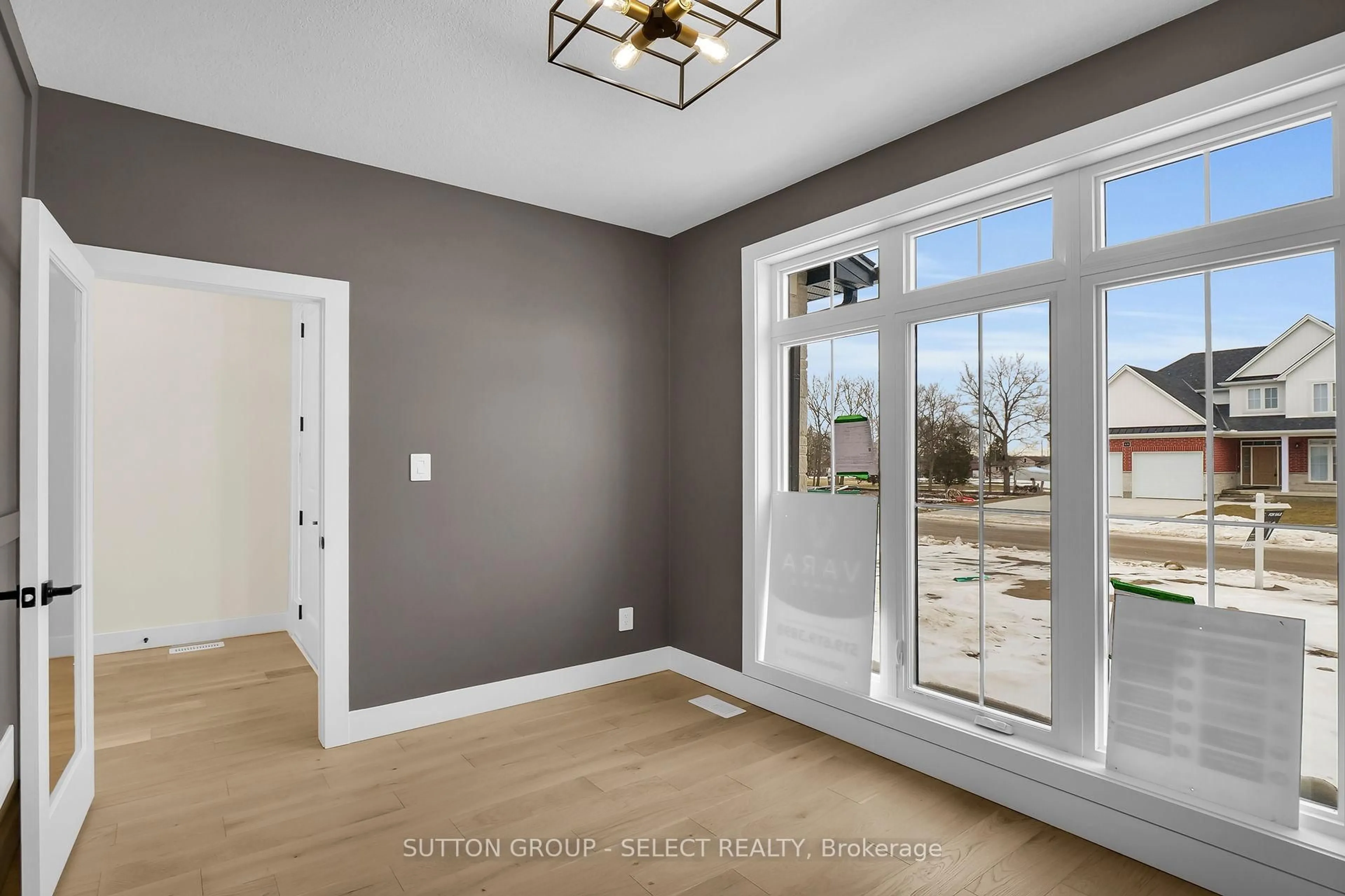 Indoor entryway for 67 Royal Cres, Southwold Ontario N5P 3T2