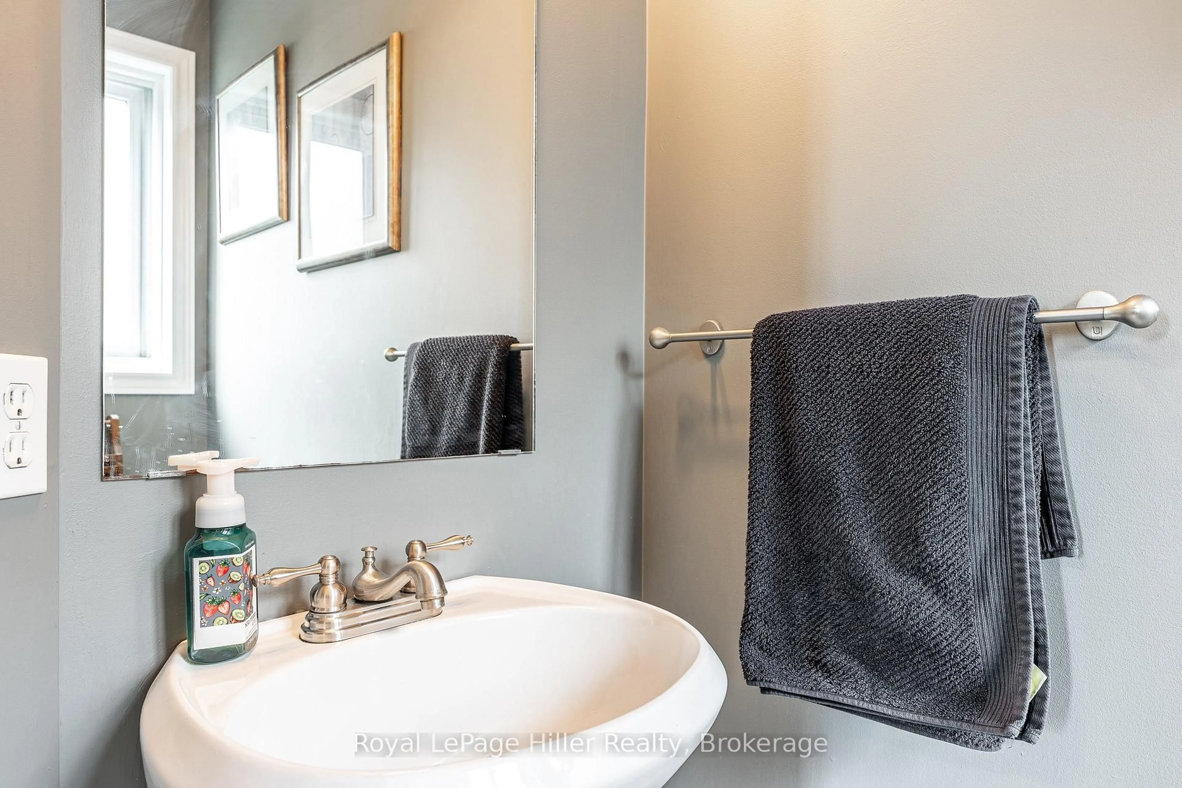 Standard bathroom, ceramic/tile floor for 416 Brunswick St, Stratford Ontario N5A 3N4