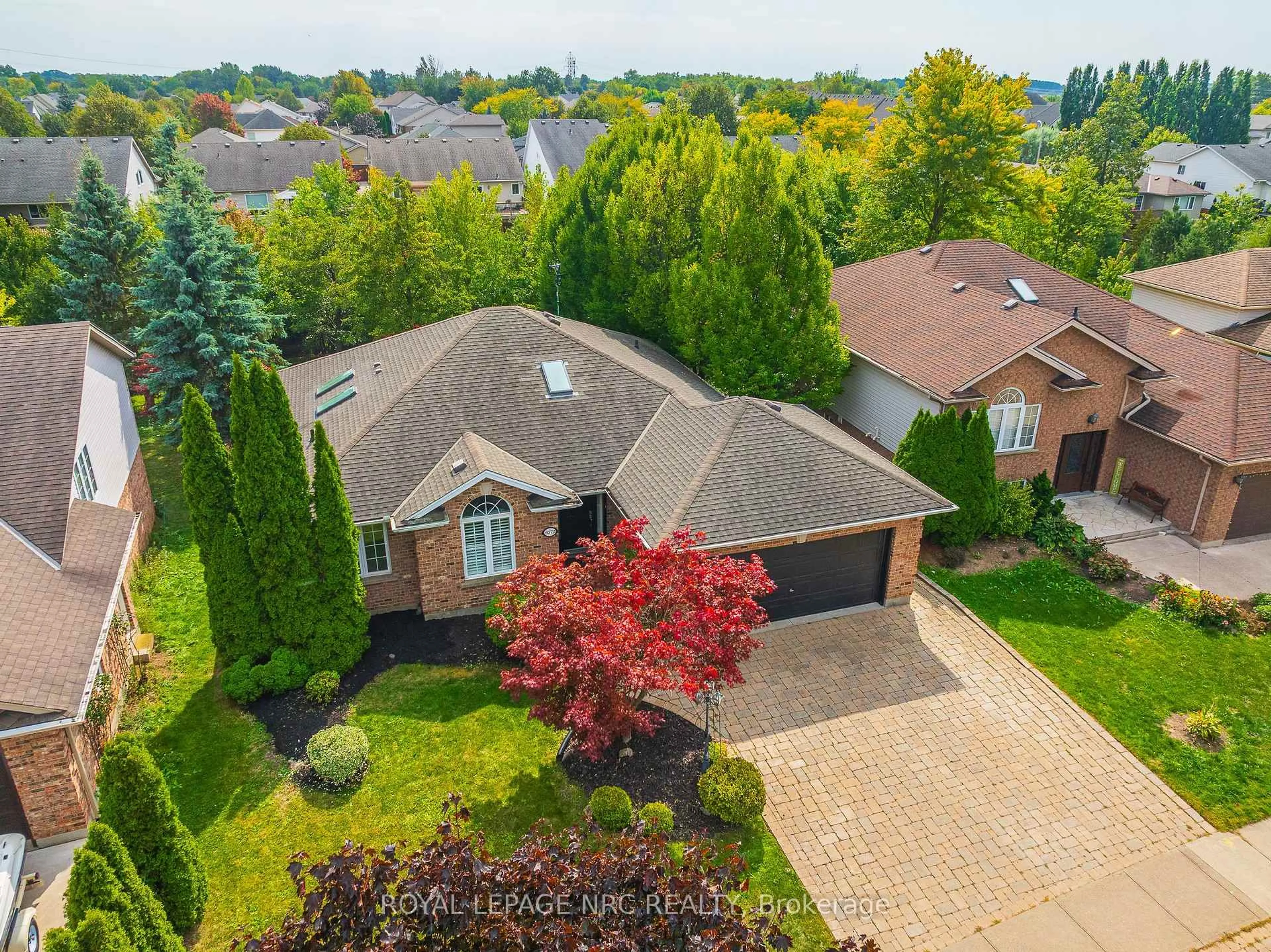 A pic from outside/outdoor area/front of a property/back of a property/a pic from drone, street for 8072 Alpine Dr, Niagara Falls Ontario L2H 3C1