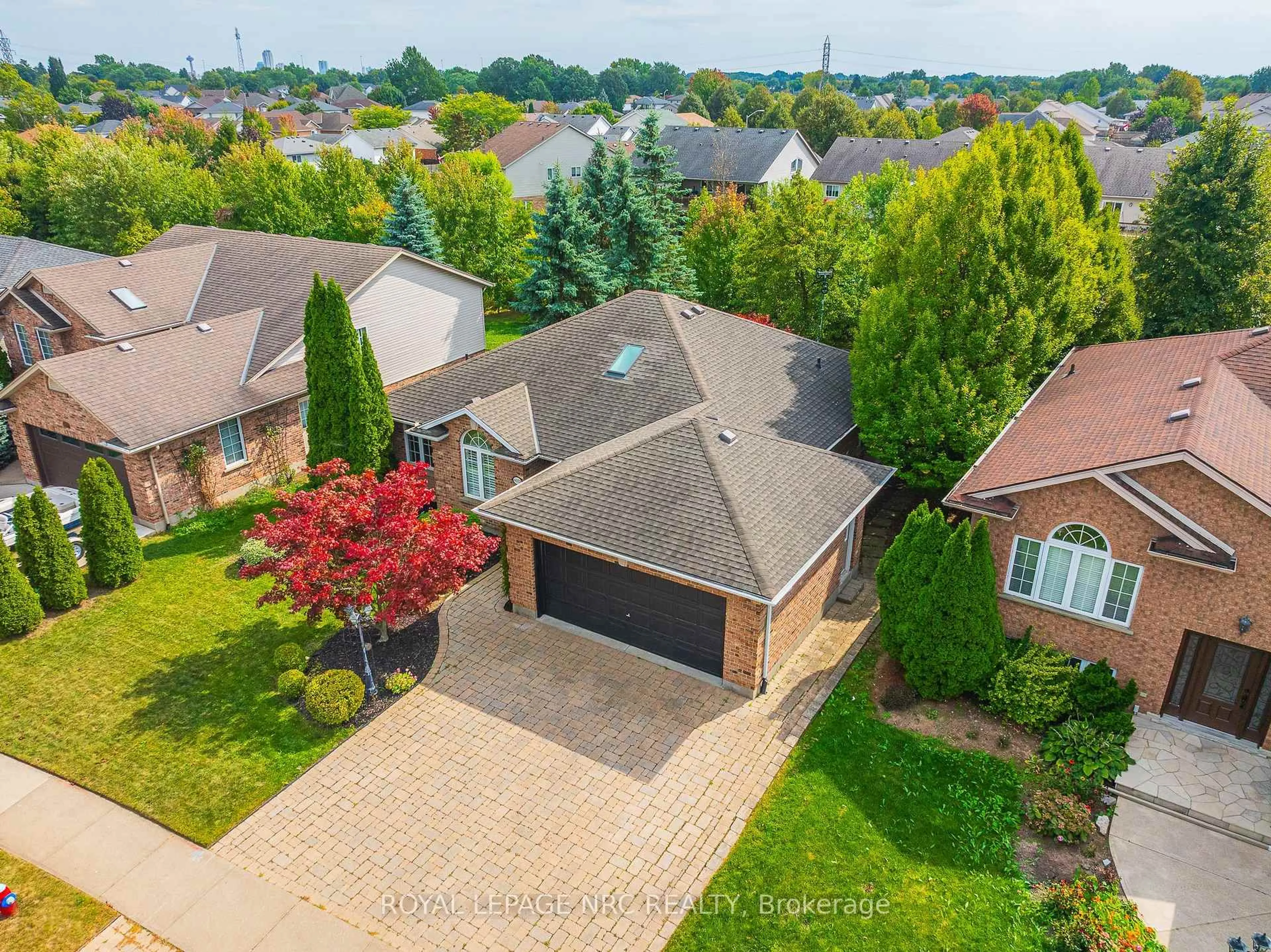 A pic from outside/outdoor area/front of a property/back of a property/a pic from drone, street for 8072 Alpine Dr, Niagara Falls Ontario L2H 3C1