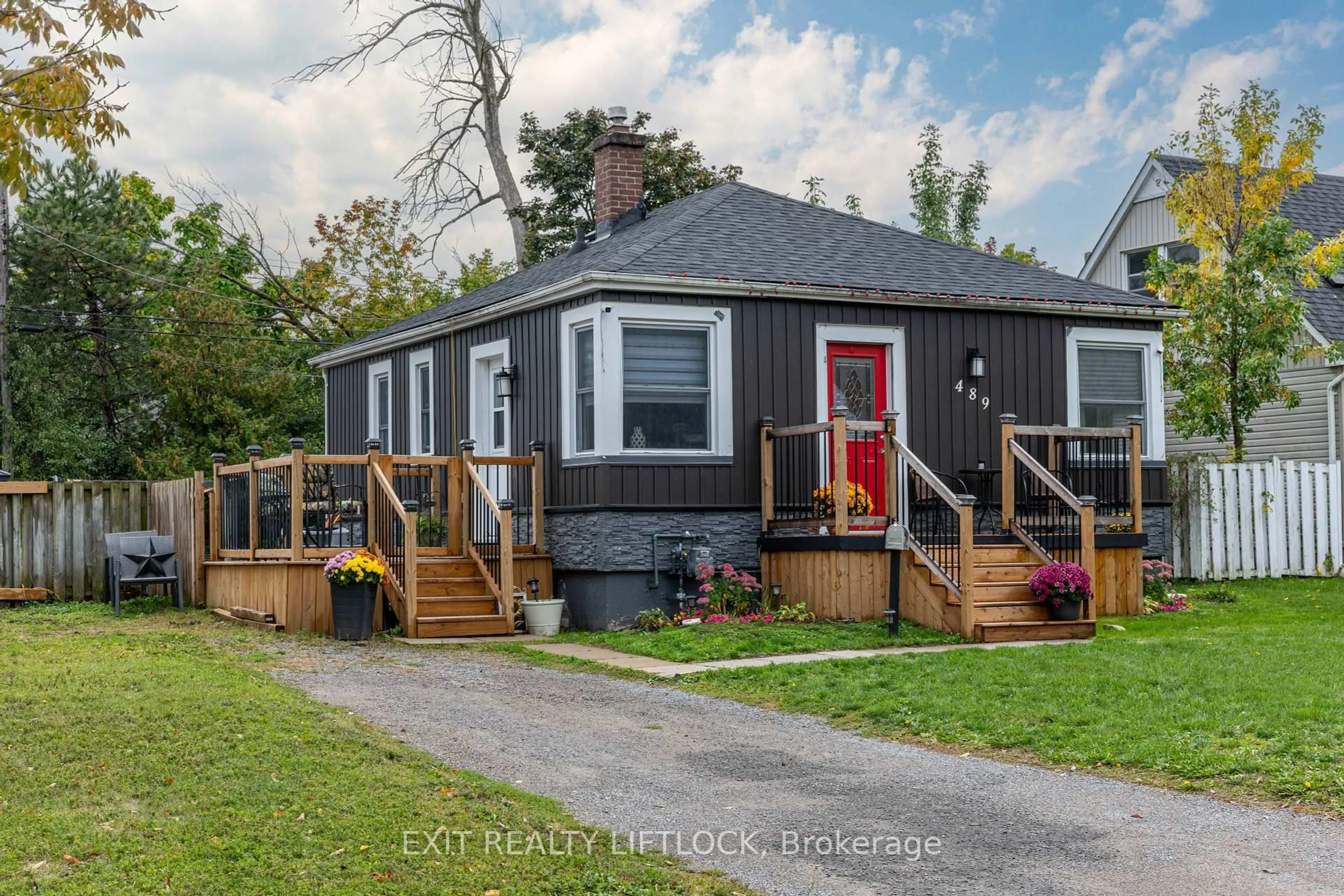 Home with vinyl exterior material, street for 489 Hamilton St, Peterborough Ontario K9J 4B8