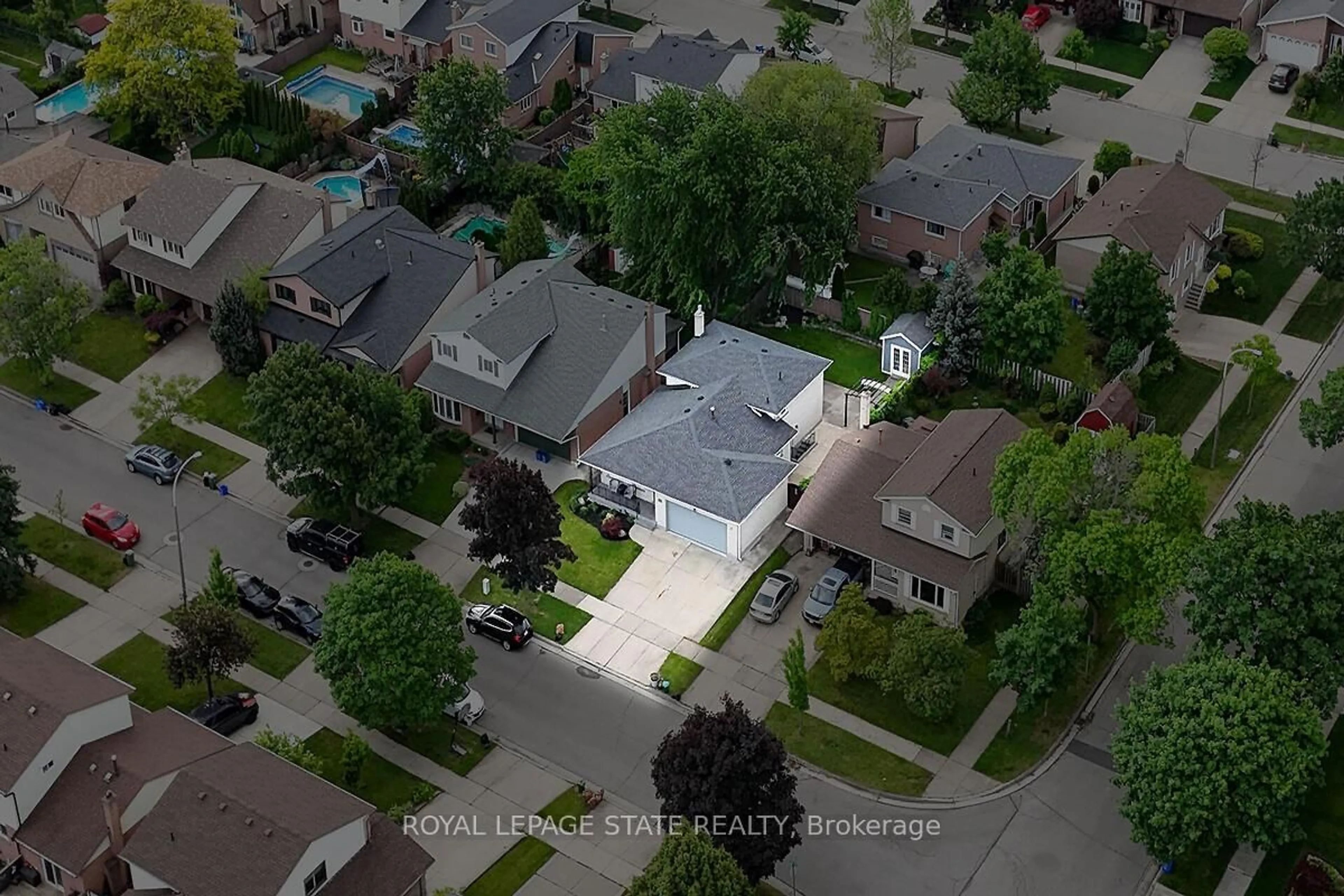 A pic from outside/outdoor area/front of a property/back of a property/a pic from drone, street for 4 Bing Cres, Hamilton Ontario L8E 3Z4