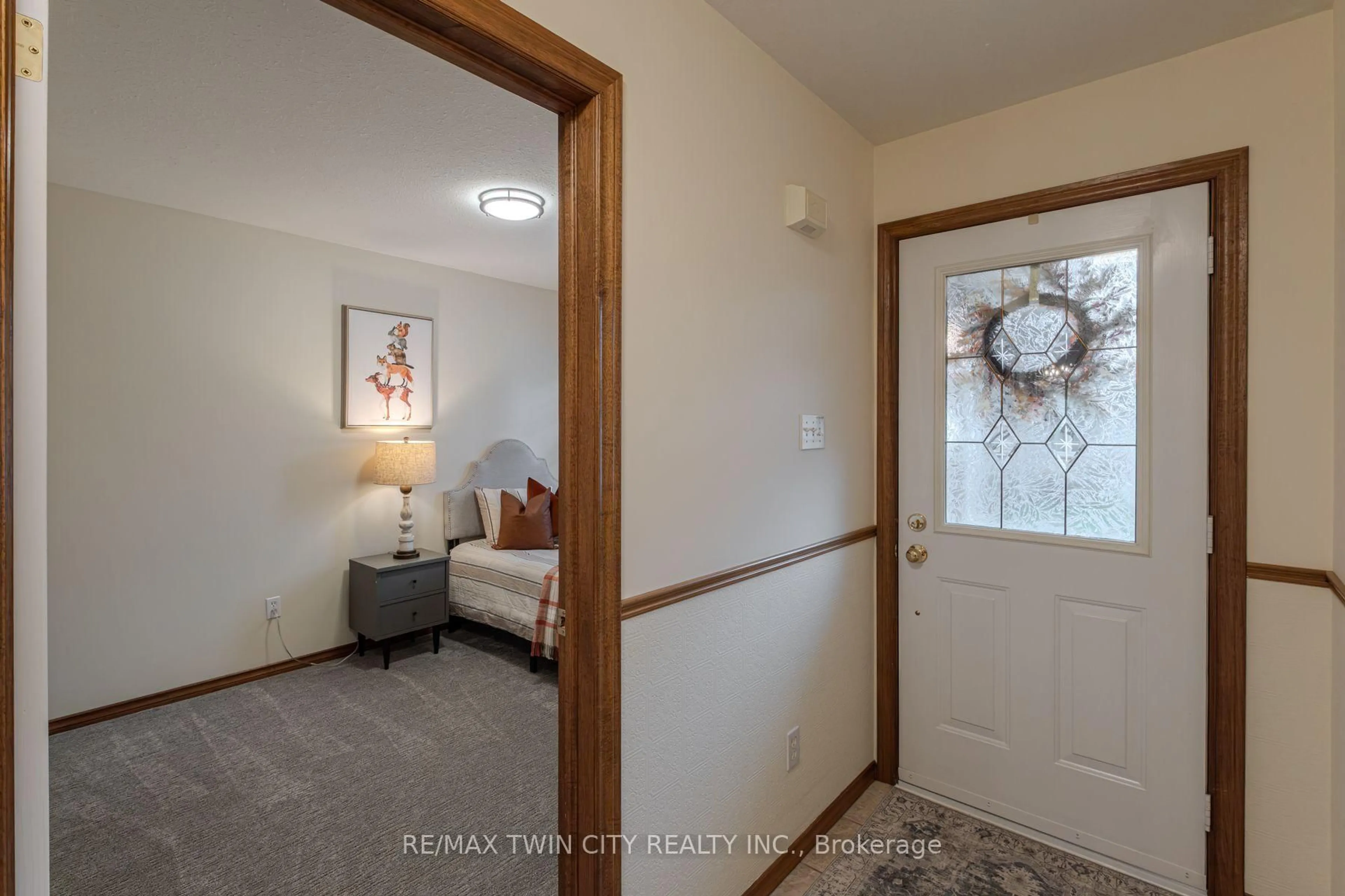 Indoor entryway for 19 Hanlon Pl #36, Brant Ontario N3L 4E8
