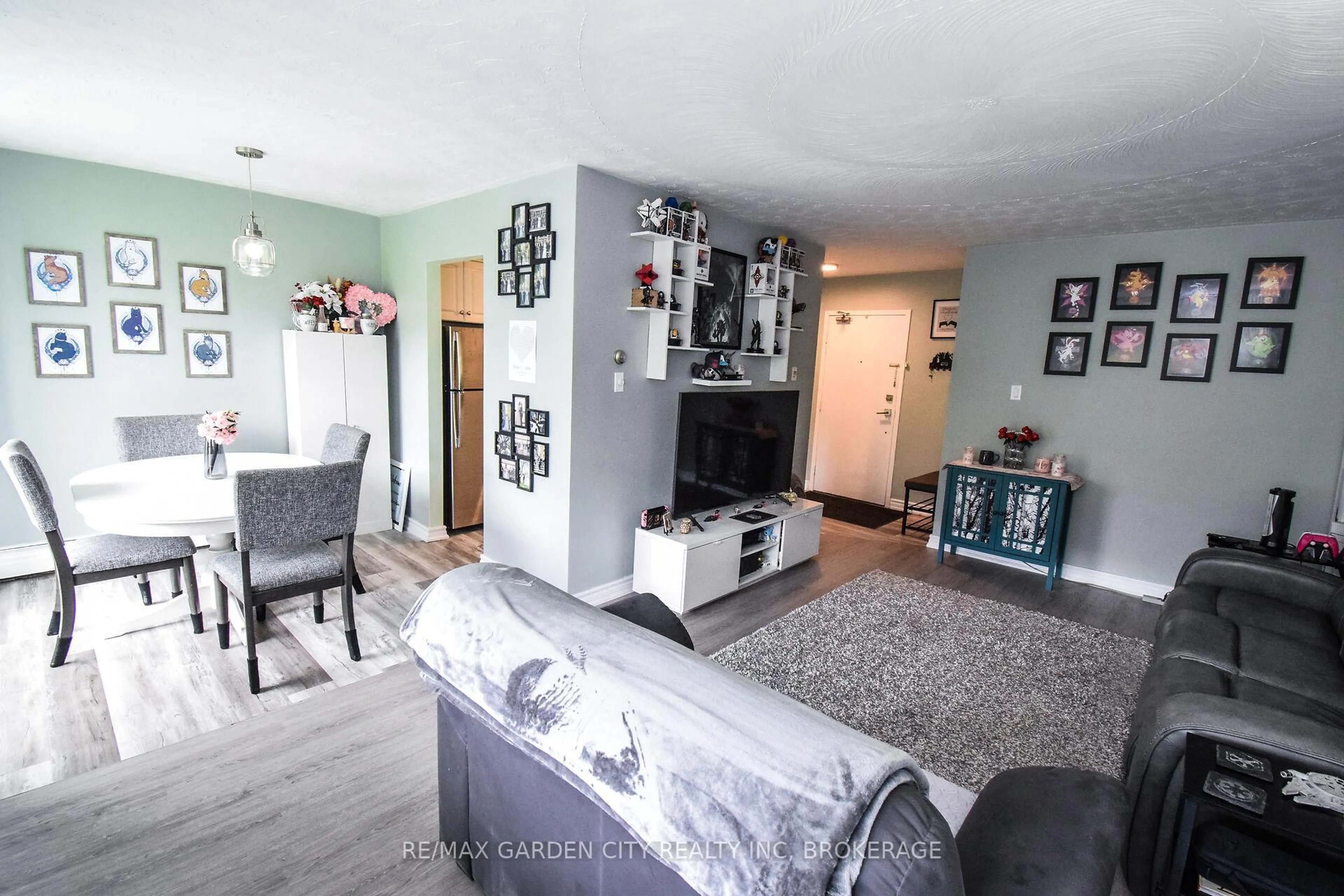 Living room with furniture, unknown for 359 GENEVA St #811, St. Catharines Ontario L2N 2G5