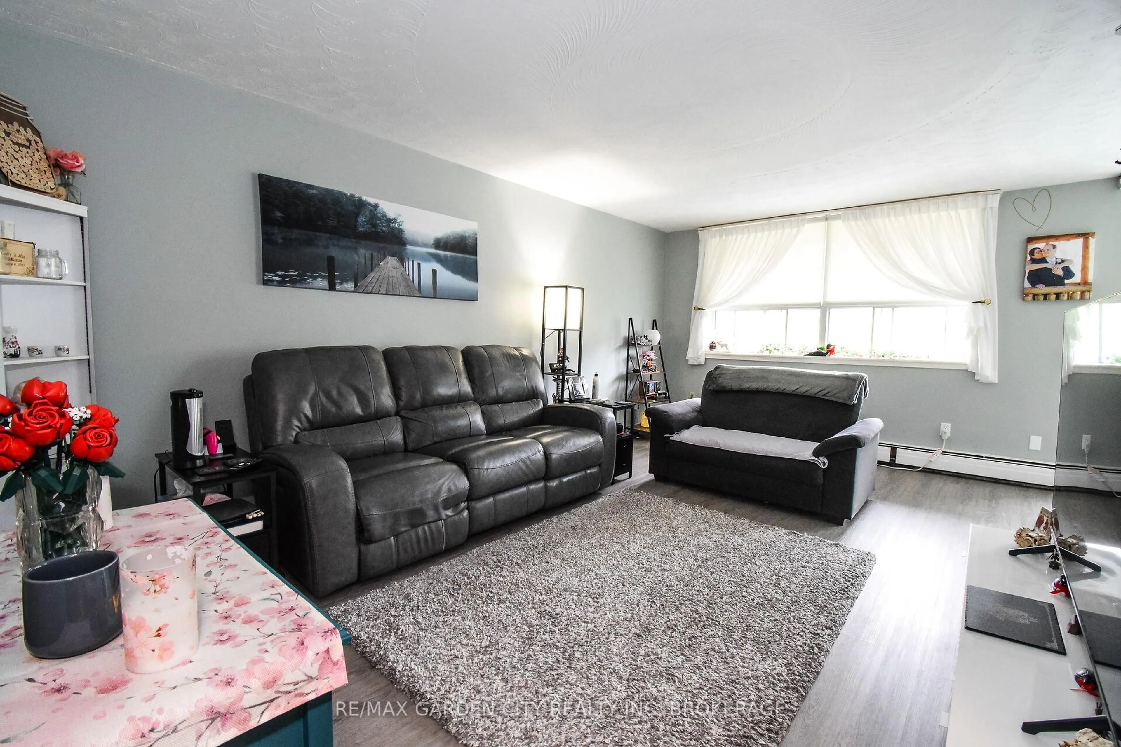 Living room with furniture, unknown for 359 GENEVA St #811, St. Catharines Ontario L2N 2G5