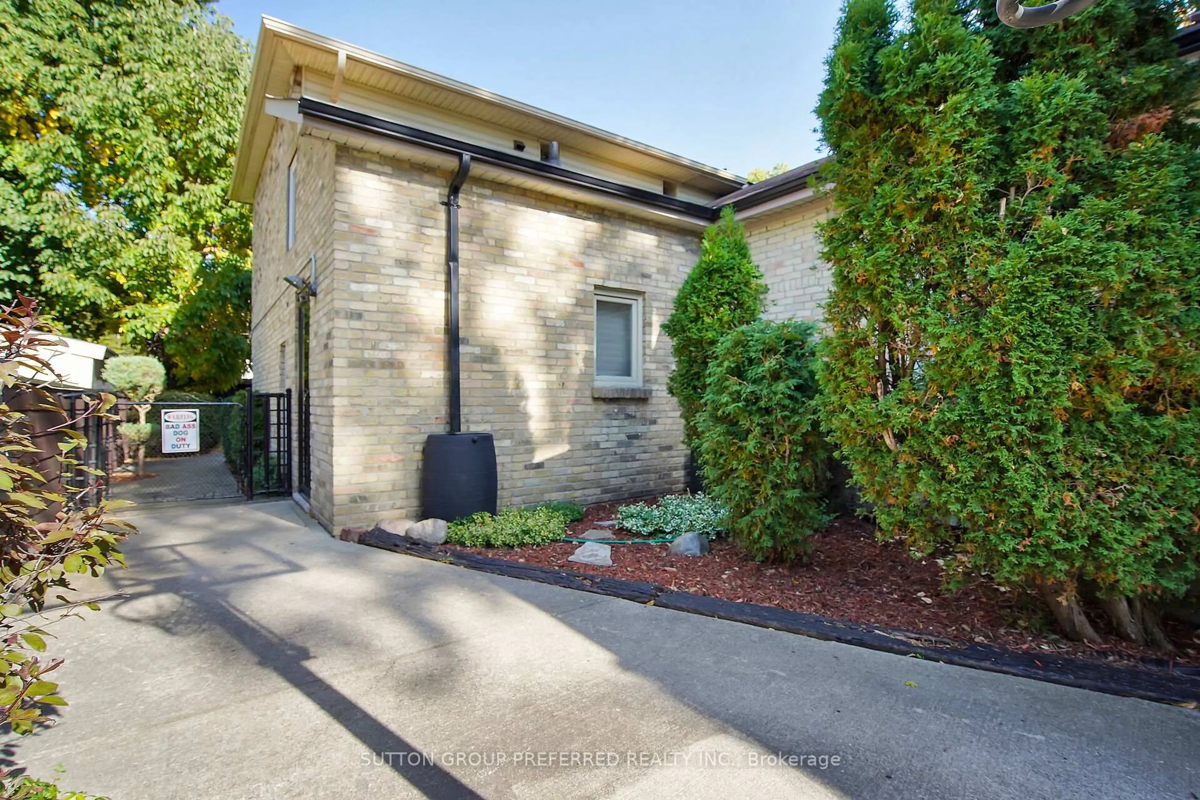 Unknown for 694 Colborne St, London East Ontario N6A 3Z5