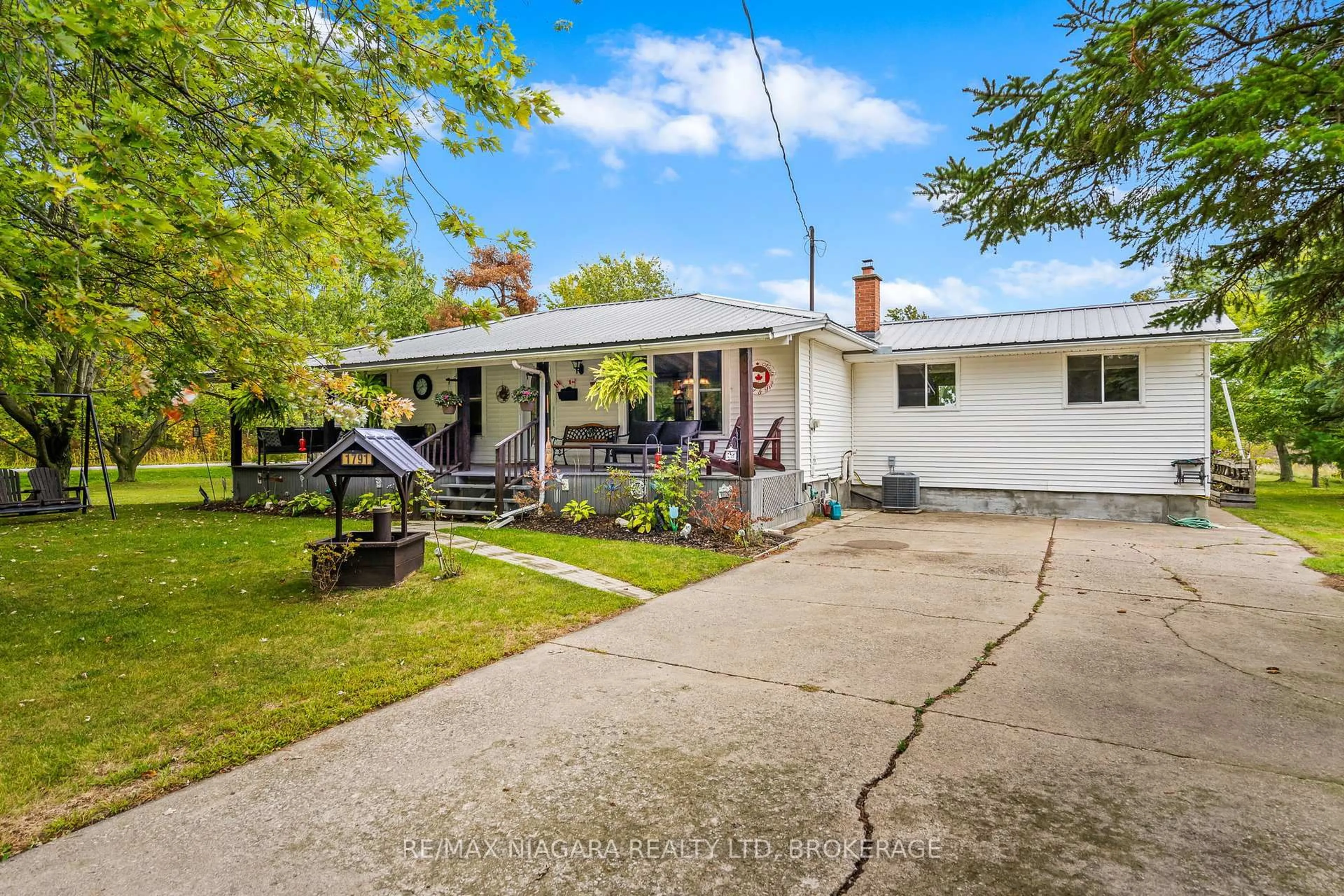 Patio, street for 1791 Beamer Rd, West Lincoln Ontario L0R 1Y0