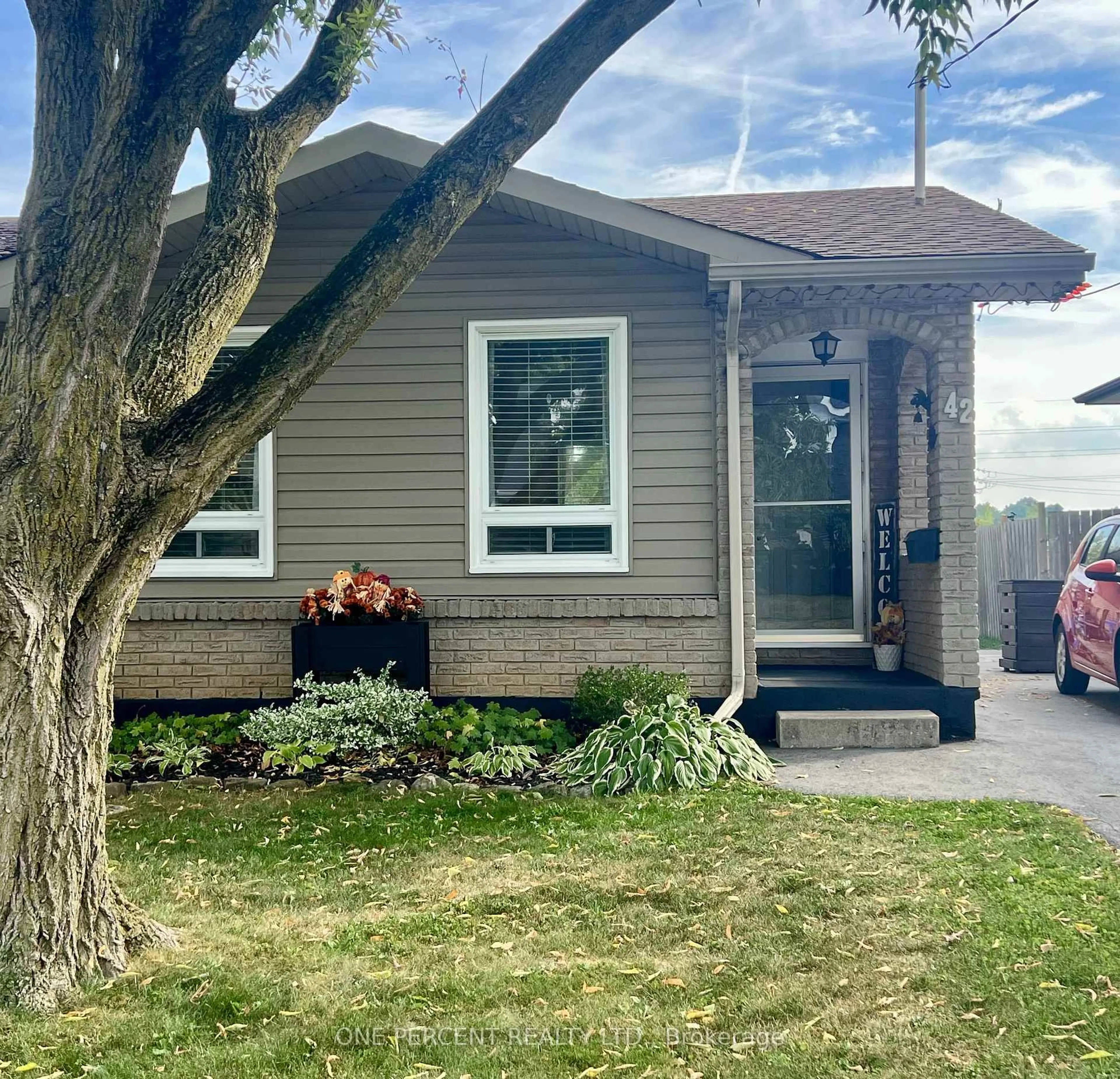 Home with vinyl exterior material, street for 42 Seymour Ave, St. Catharines Ontario L2P 1A7