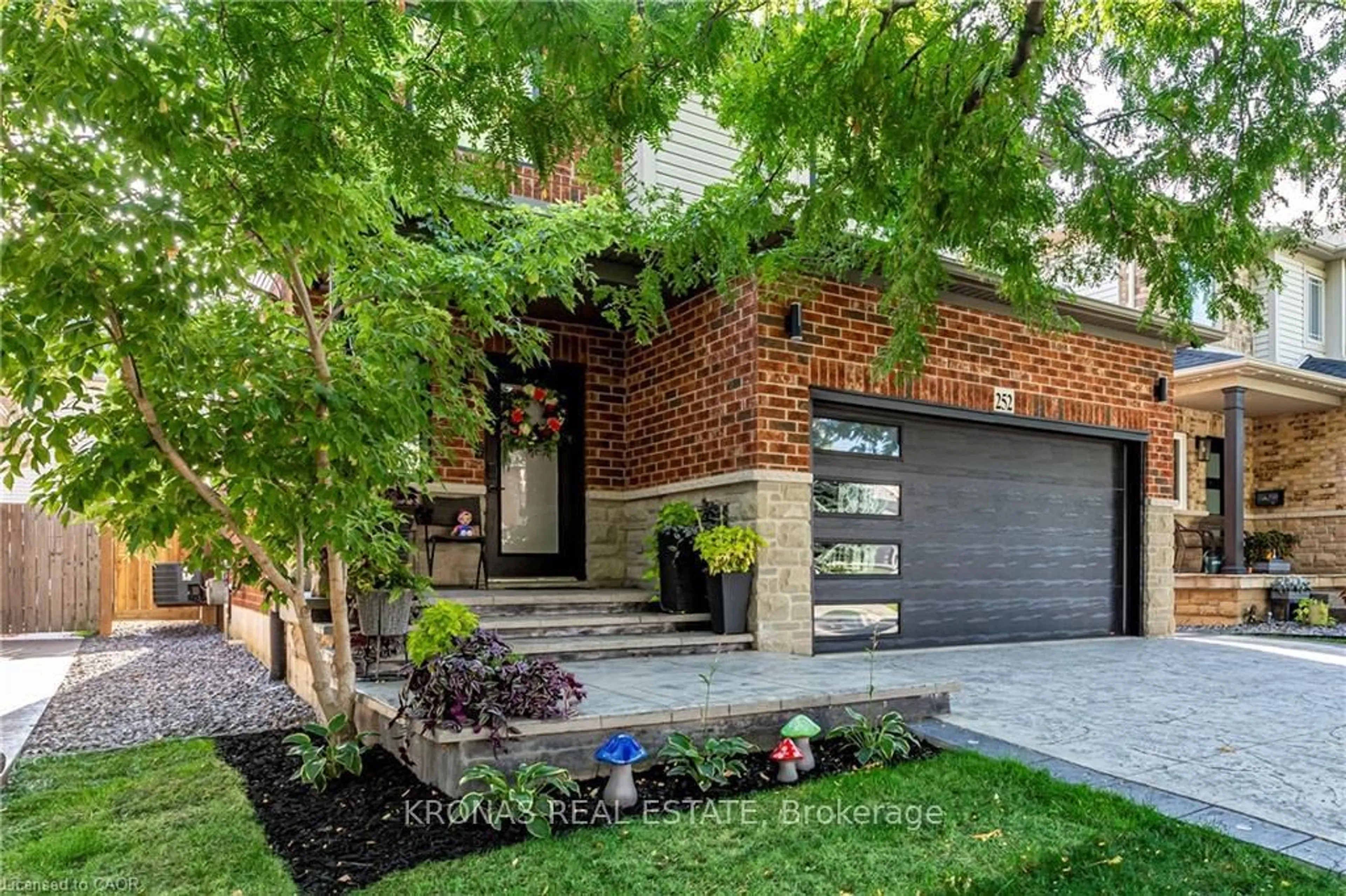Home with brick exterior material, street for 252 Upper Mount Albion Rd, Hamilton Ontario L8J 0B1