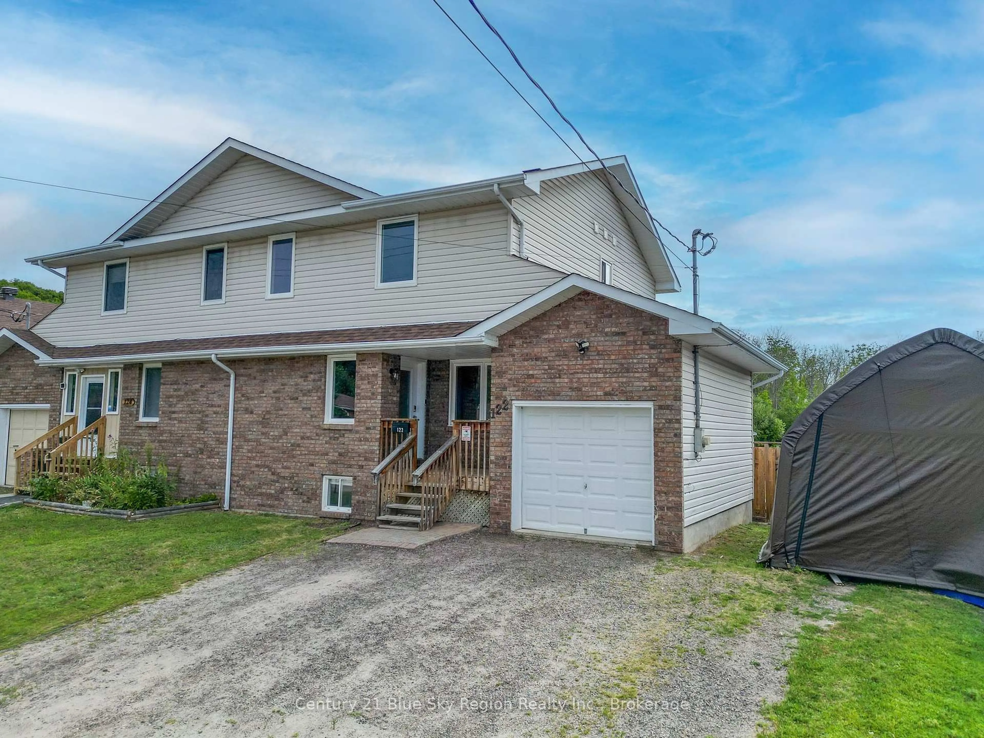A pic from outside/outdoor area/front of a property/back of a property/a pic from drone, street for 122 Johnston Rd, North Bay Ontario P1B 9N6