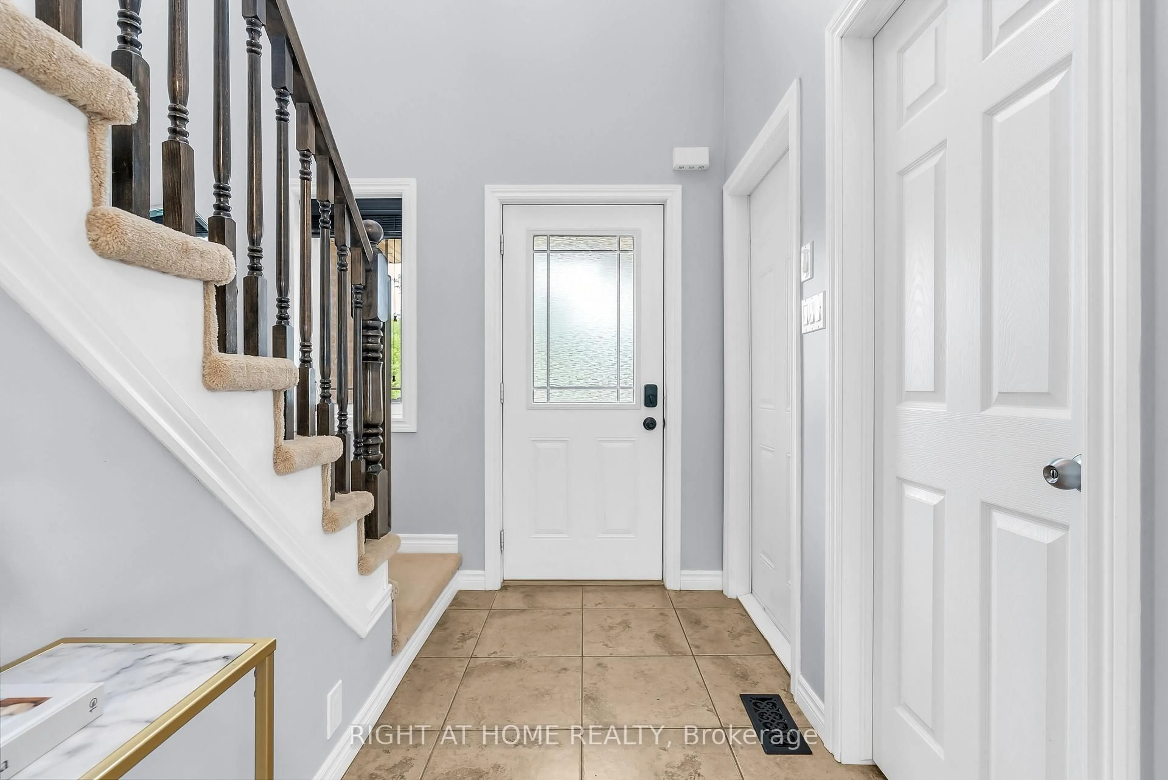 Indoor entryway for 25 Stoneglen Way, Hamilton Ontario L0R 1W0