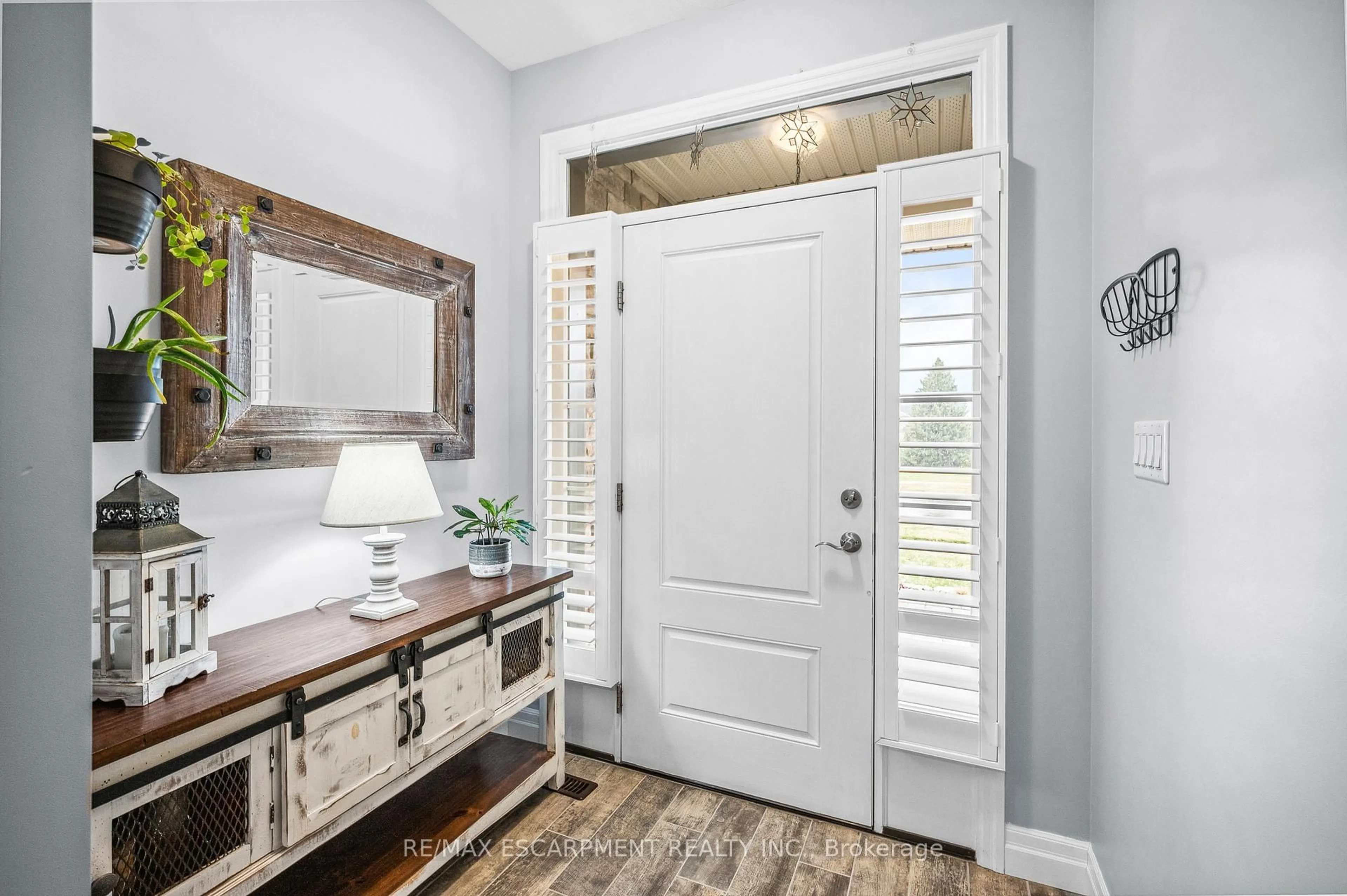 Indoor entryway for 100 Tamarack Blvd, Woodstock Ontario N4S 0E2