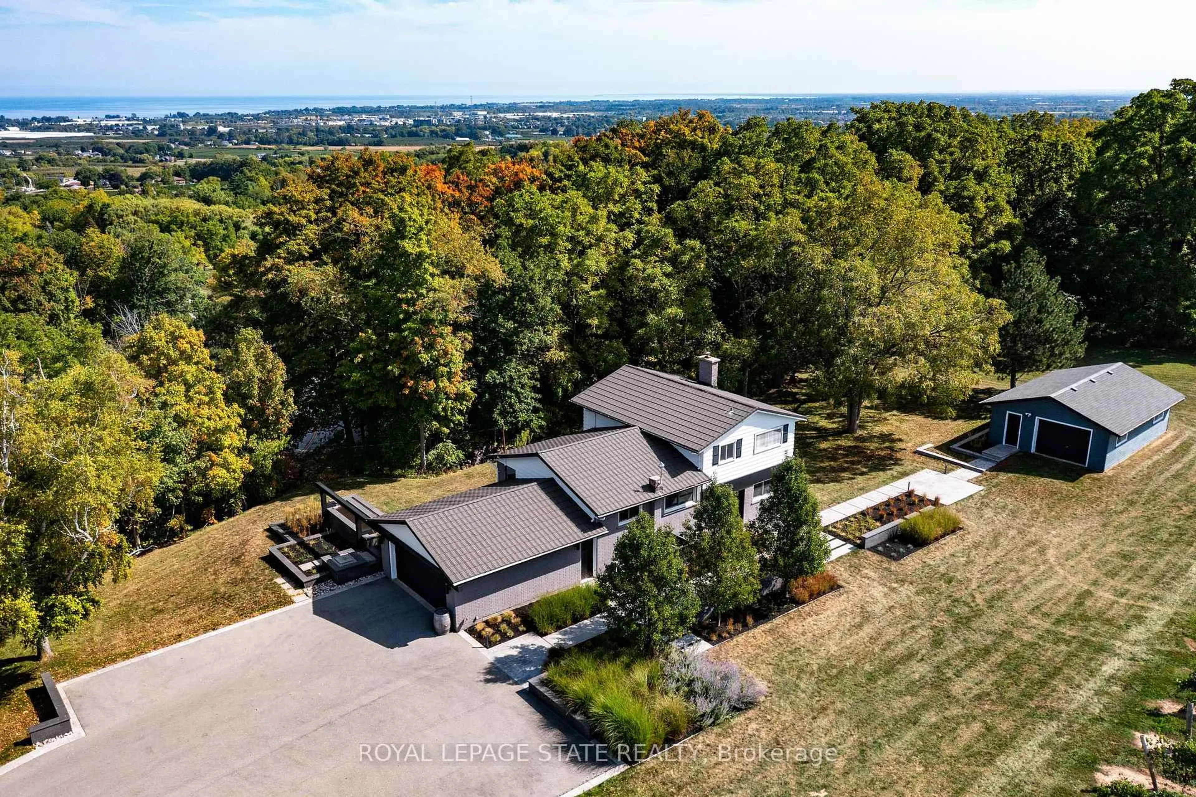 A pic from outside/outdoor area/front of a property/back of a property/a pic from drone, unknown for 4373 Thirty Rd, Lincoln Ontario L0R 1B2