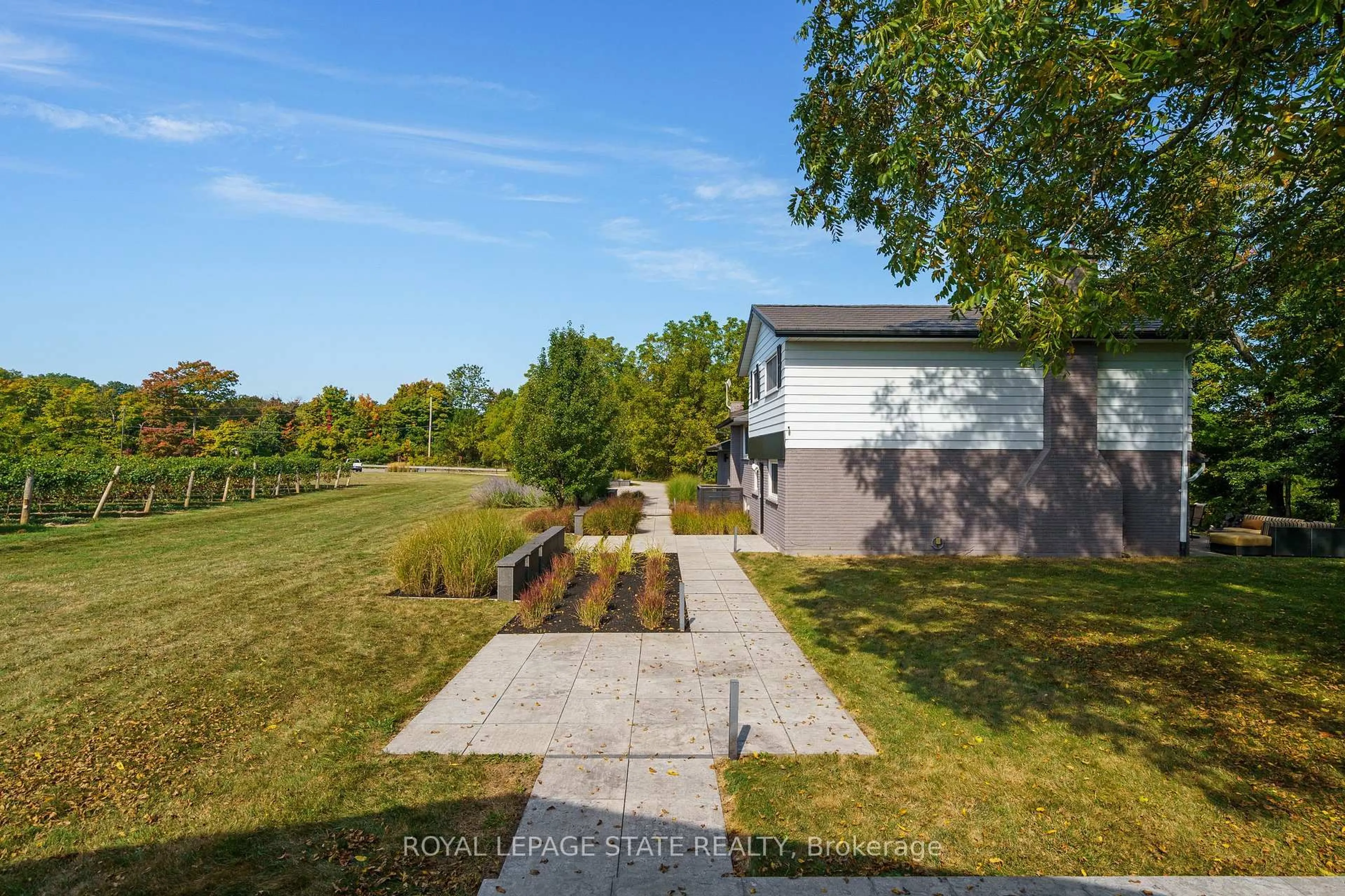 A pic from outside/outdoor area/front of a property/back of a property/a pic from drone, street for 4373 Thirty Rd, Lincoln Ontario L0R 1B2