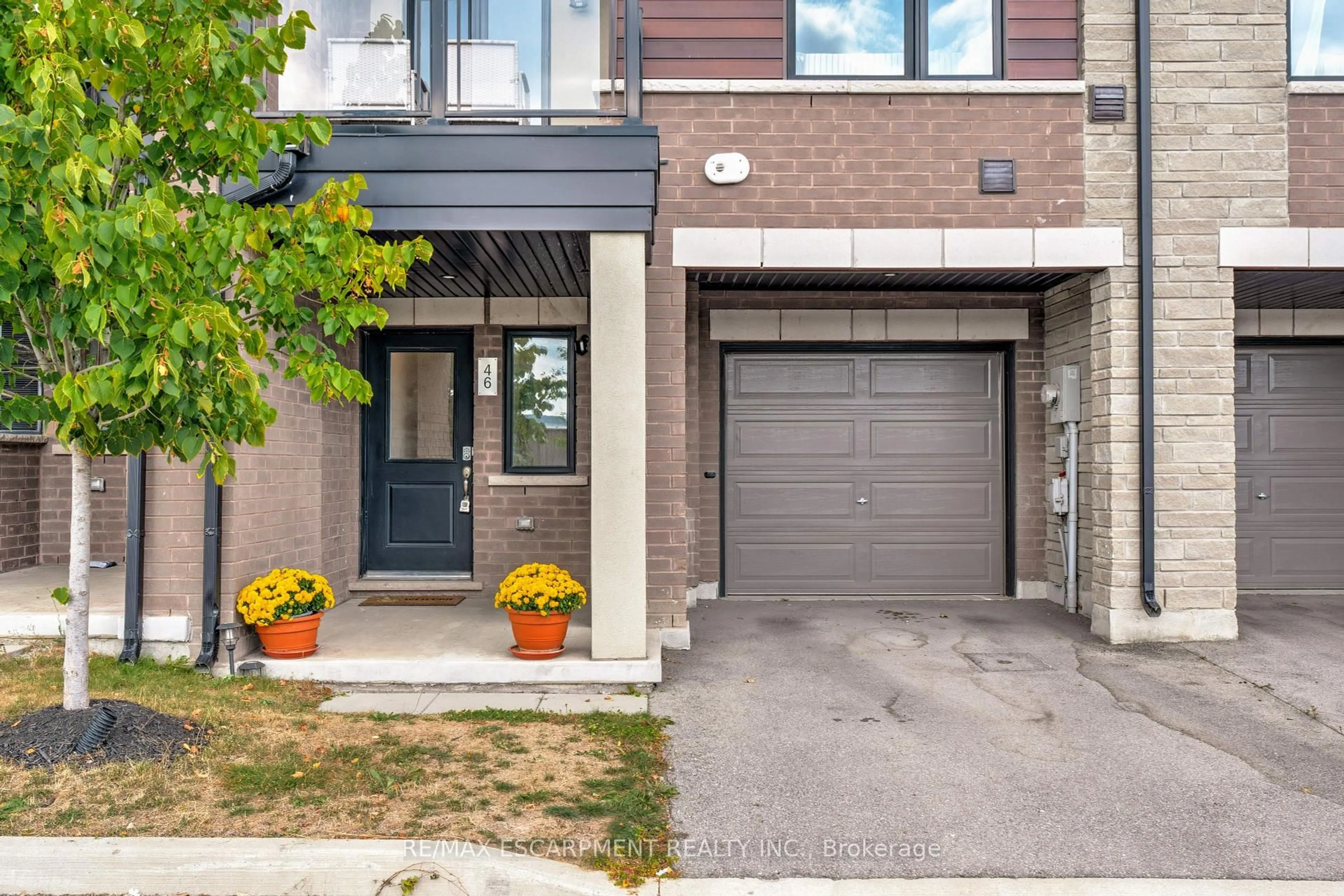Home with brick exterior material, street for 590 North Service Rd #46, Hamilton Ontario L8E 5A6