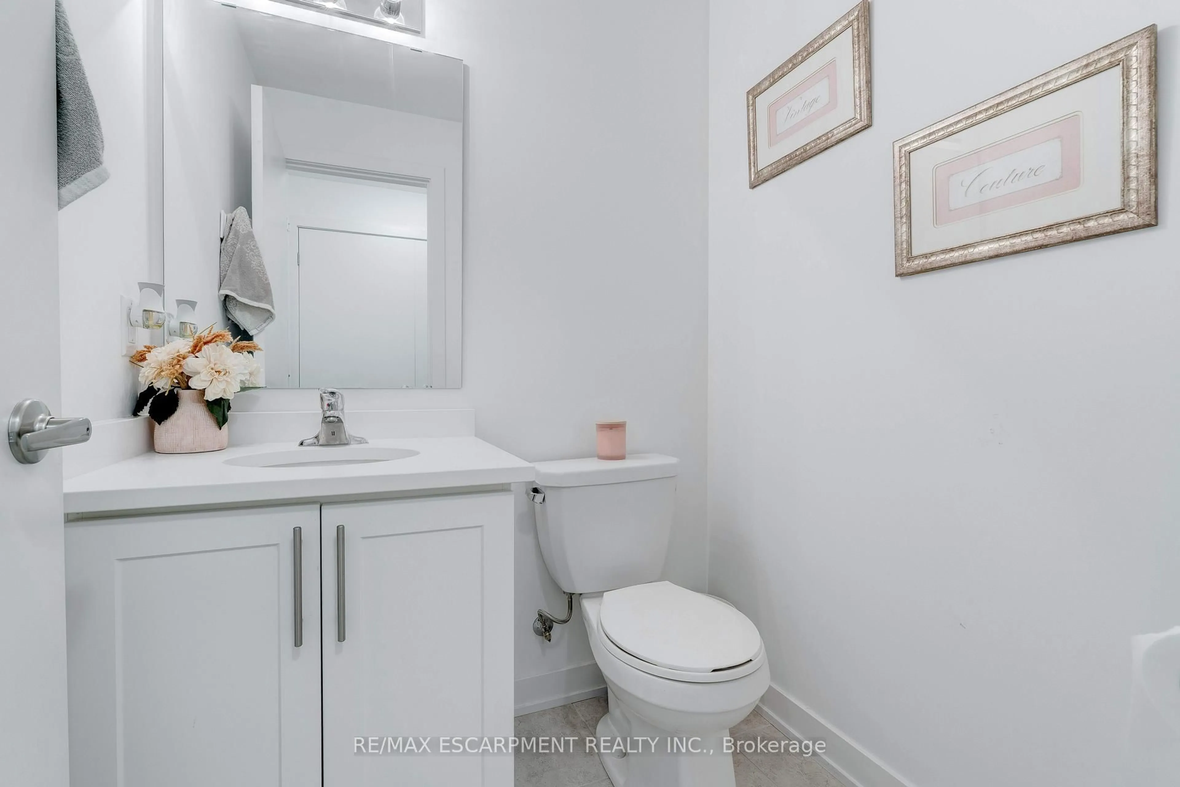 Standard bathroom, unknown for 590 North Service Rd #46, Hamilton Ontario L8E 5A6