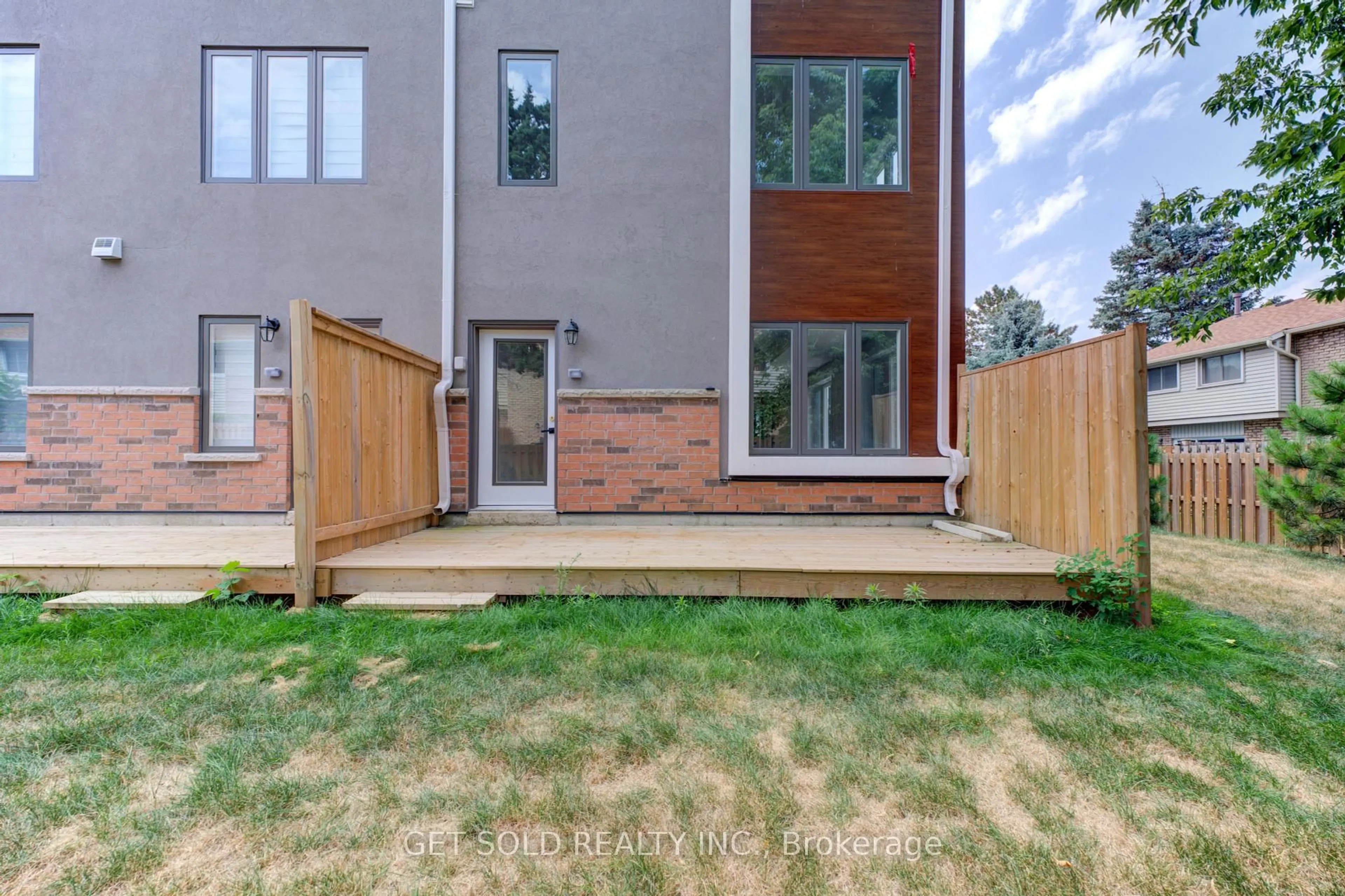 Patio, street for 6701 Thorold Stone Rd #1, Niagara Falls Ontario L2J 1B3