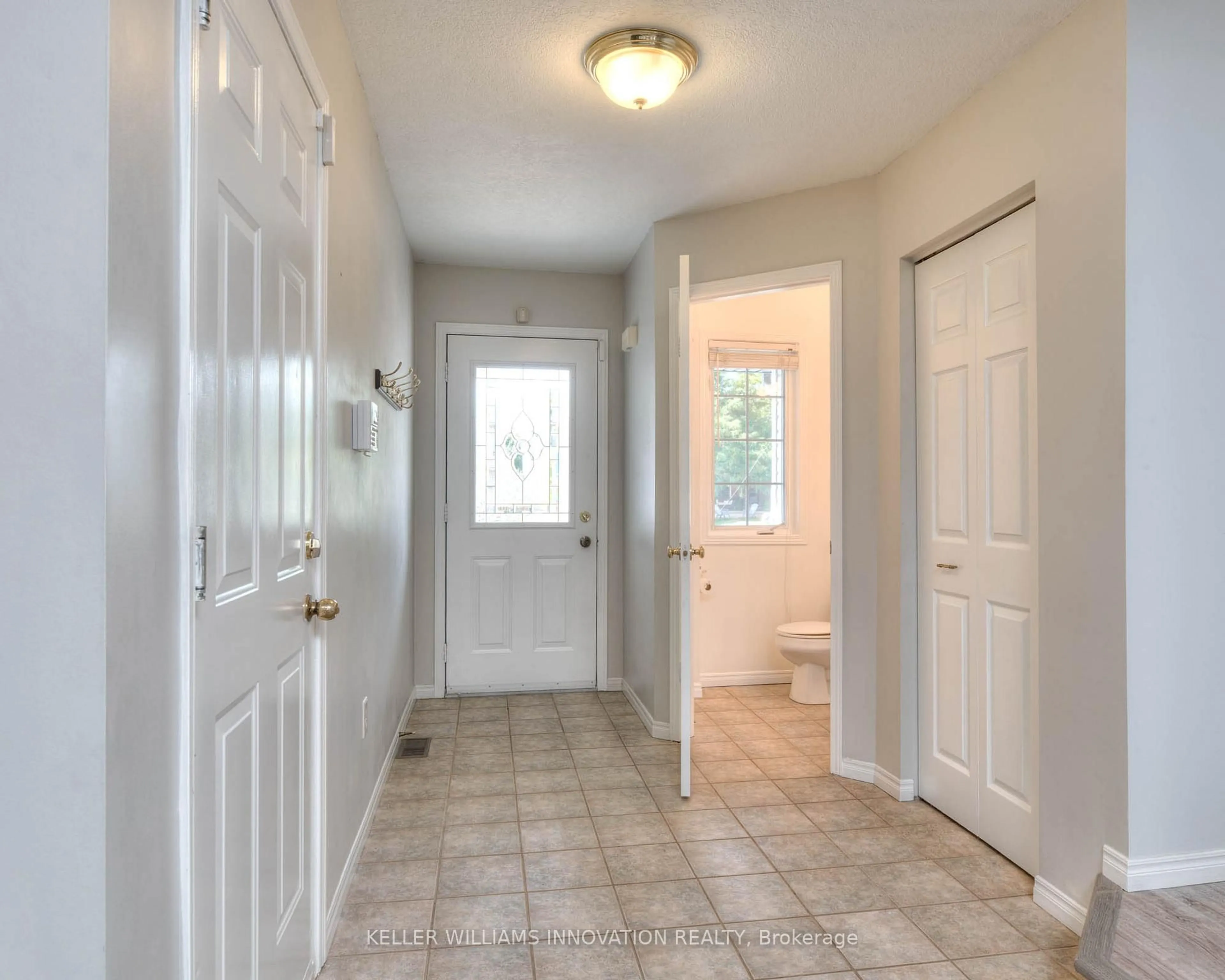Indoor entryway for 21 Whittaker Cres, Cambridge Ontario N1T 1Z4