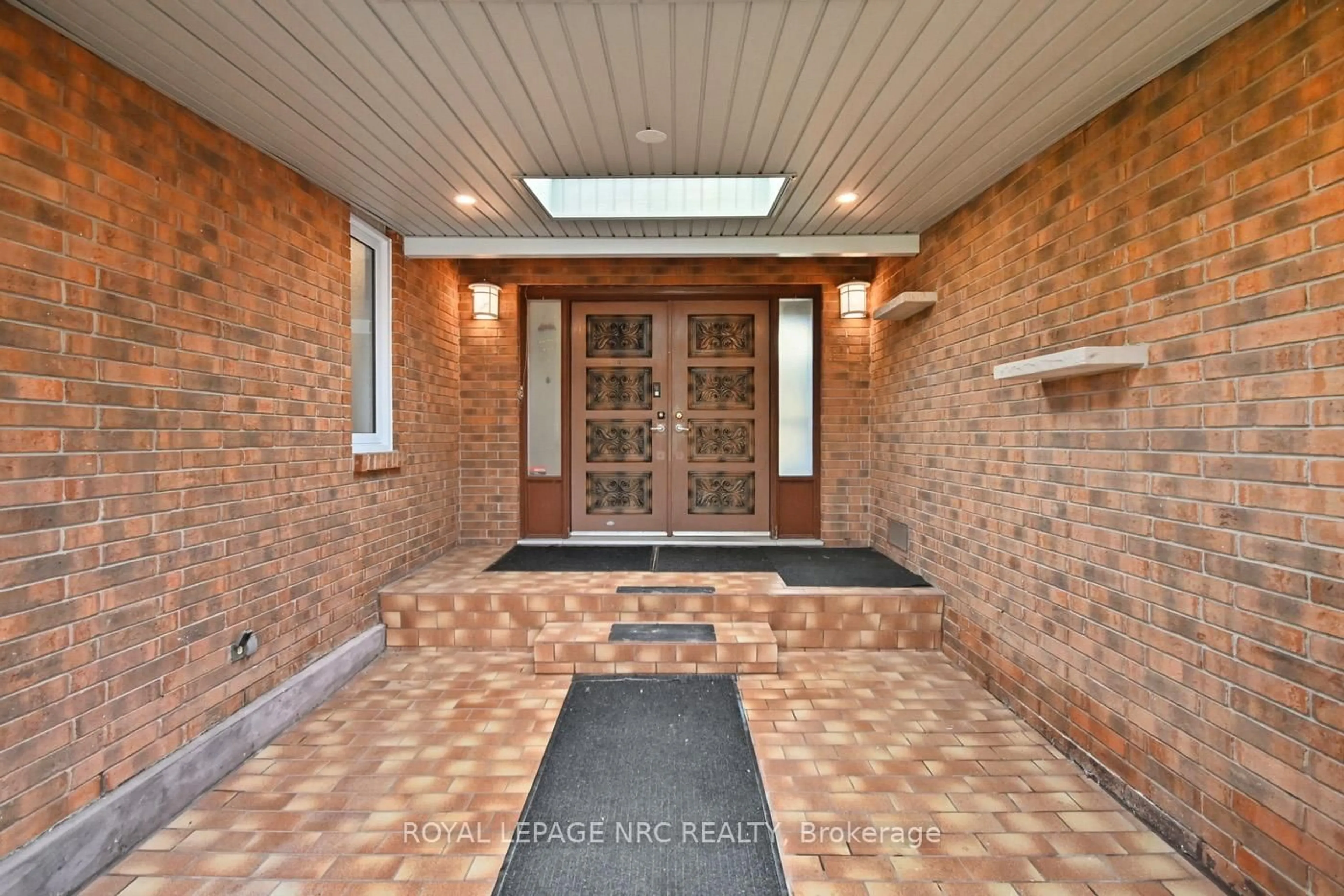 Indoor entryway for 6568 Riall St, Niagara Falls Ontario L2J 1Z6