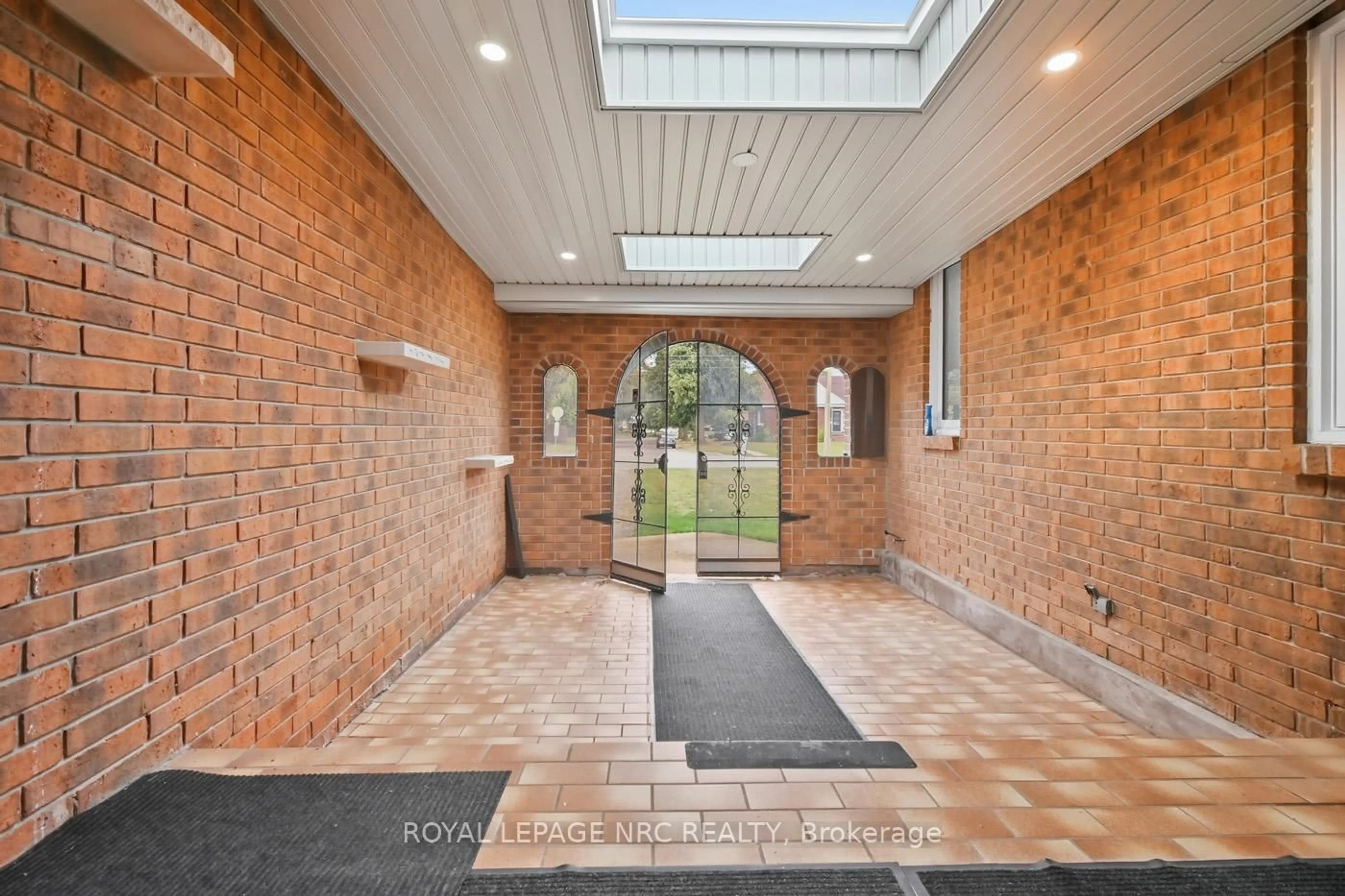 Indoor foyer for 6568 Riall St, Niagara Falls Ontario L2J 1Z6