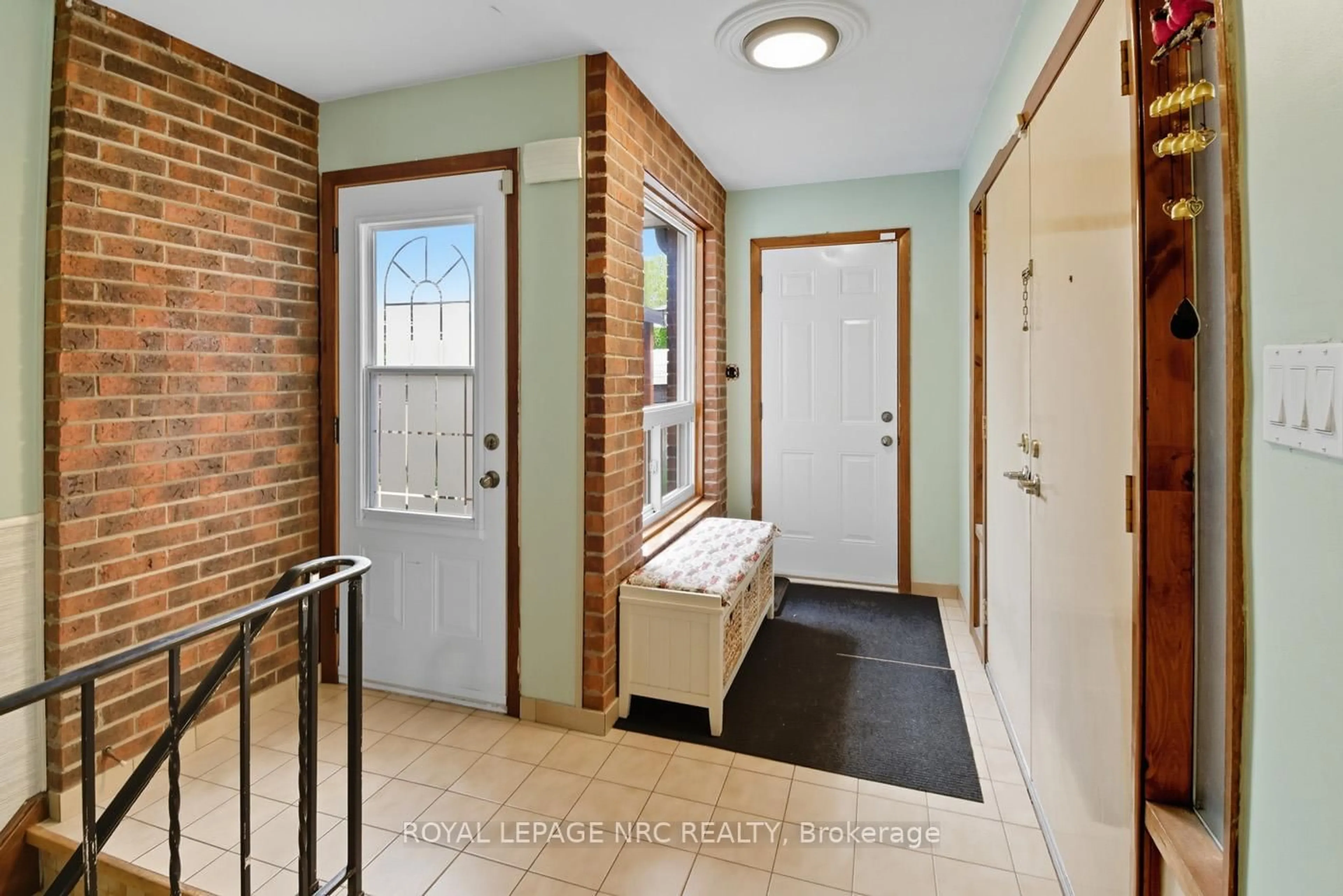 Indoor entryway for 6568 Riall St, Niagara Falls Ontario L2J 1Z6
