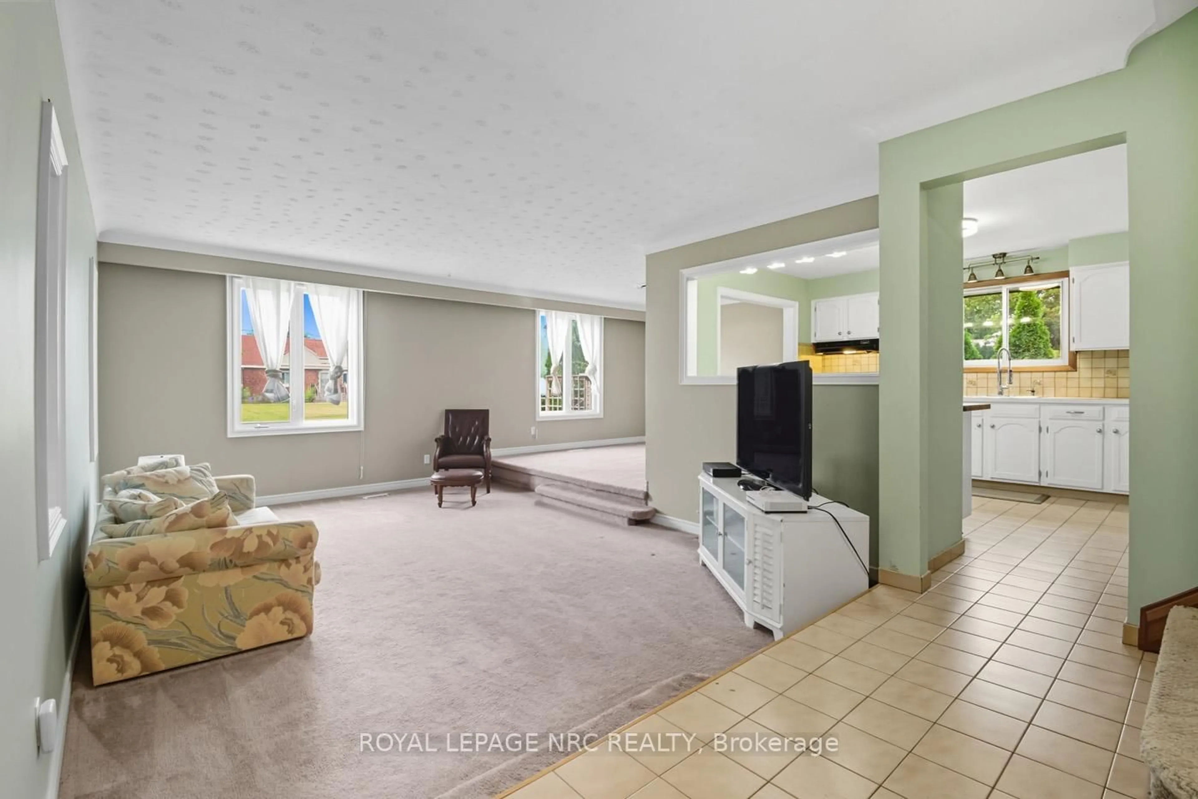 Living room with furniture, unknown for 6568 Riall St, Niagara Falls Ontario L2J 1Z6