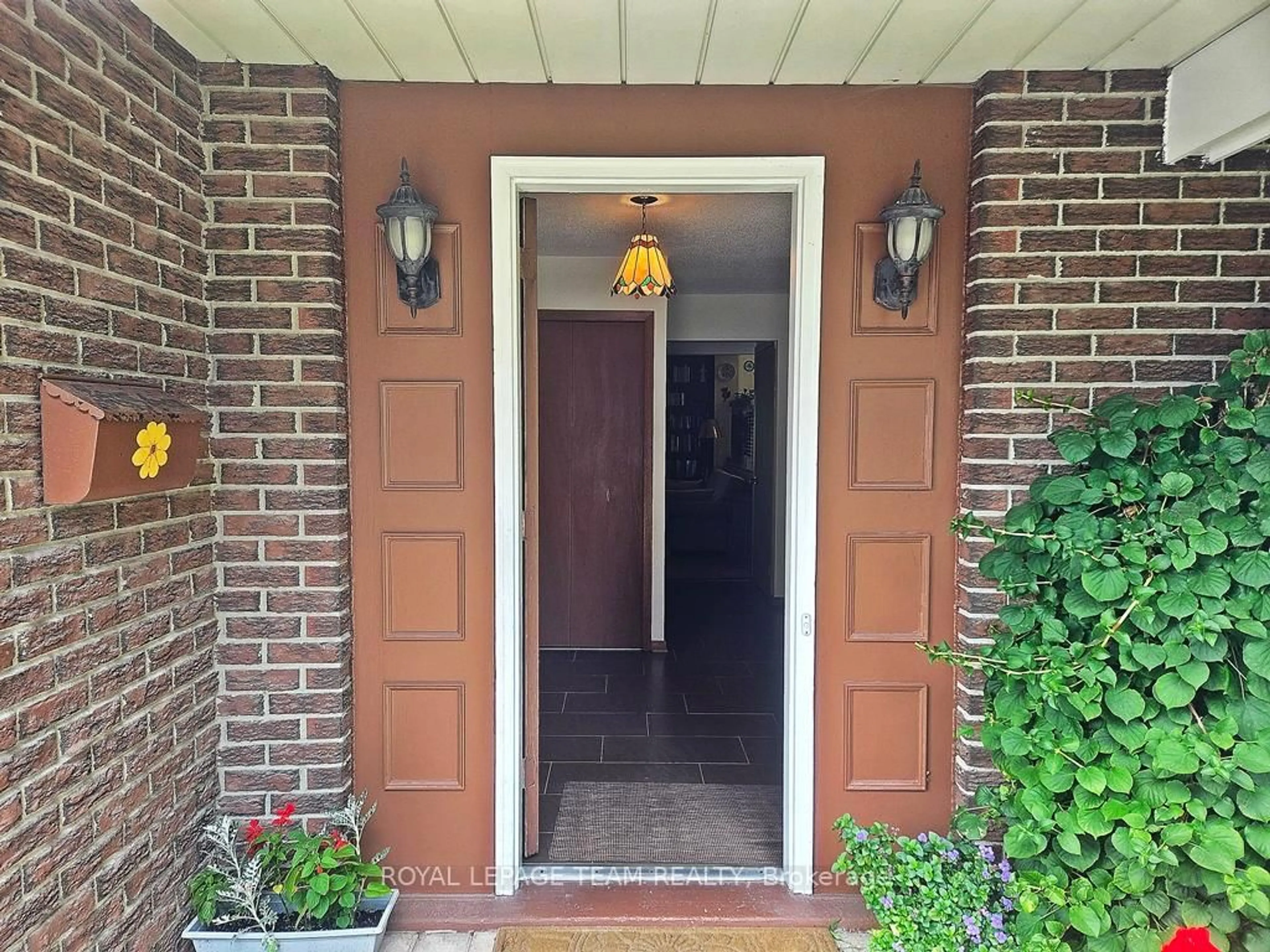 Indoor entryway for 18 Diceman Cres, Ottawa Ontario K1B 3Y3