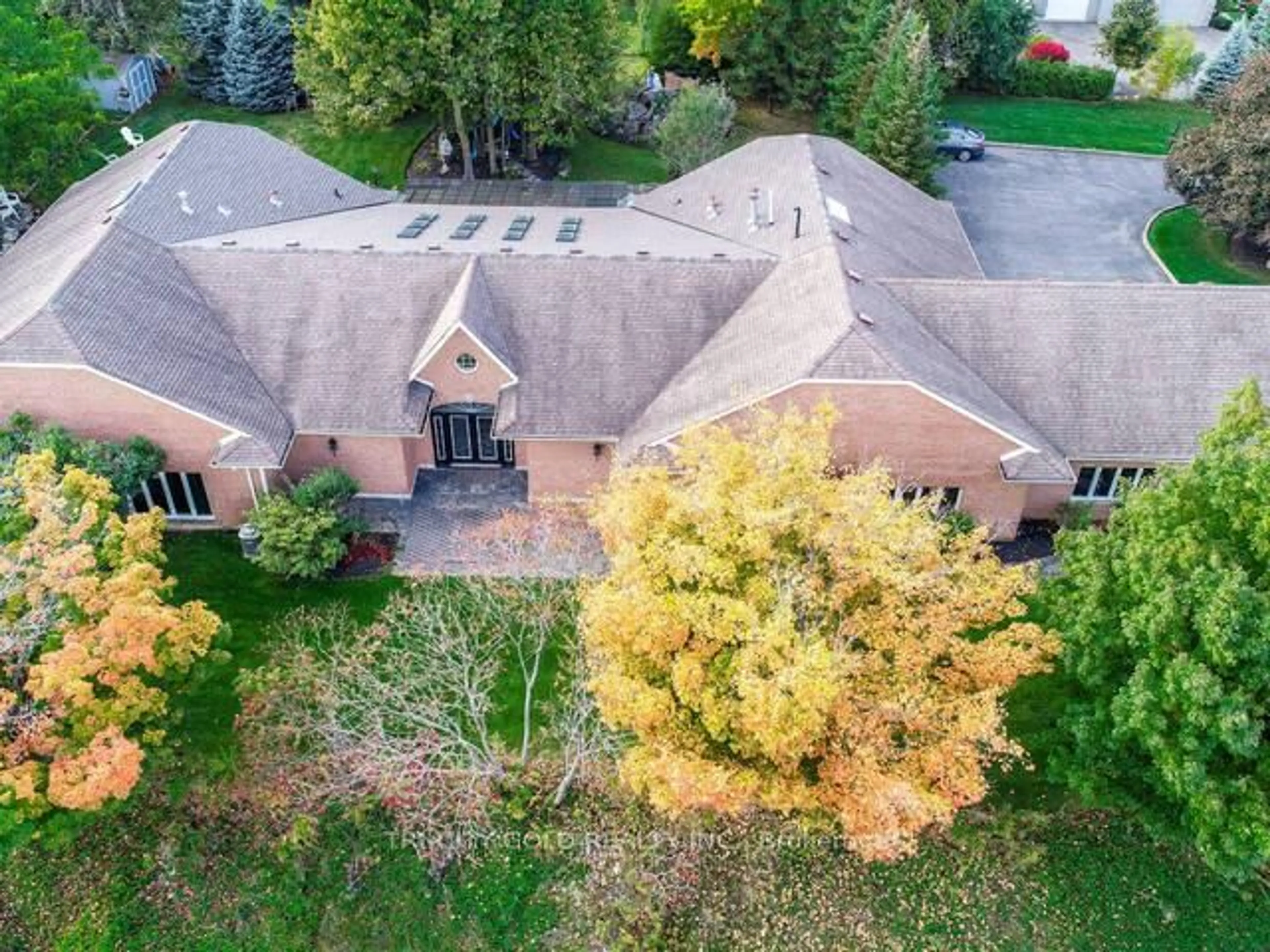 A pic from outside/outdoor area/front of a property/back of a property/a pic from drone, unknown for 16 OCHS Dr, Puslinch Ontario N0B 2C0