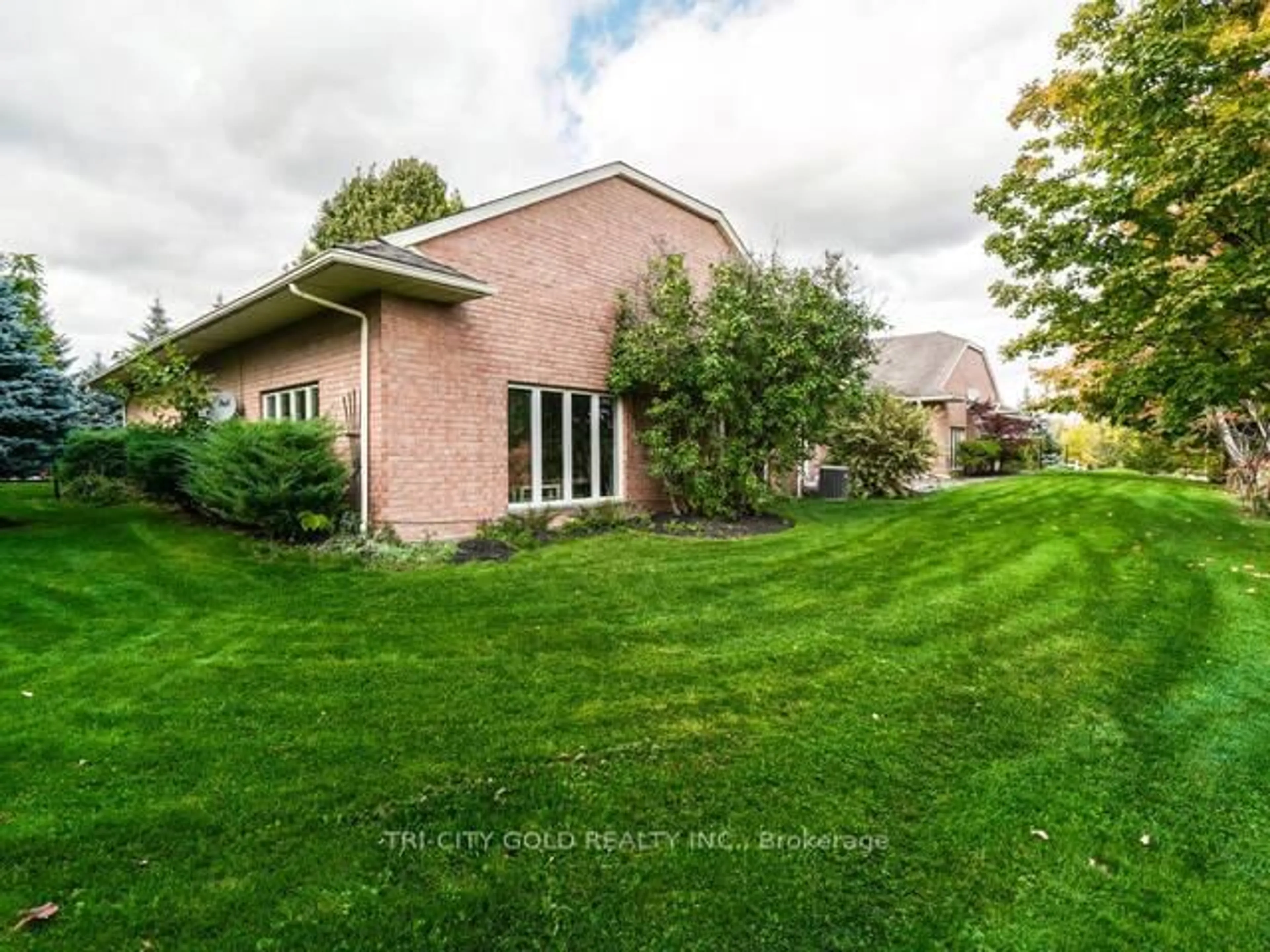 A pic from outside/outdoor area/front of a property/back of a property/a pic from drone, unknown for 16 OCHS Dr, Puslinch Ontario N0B 2C0