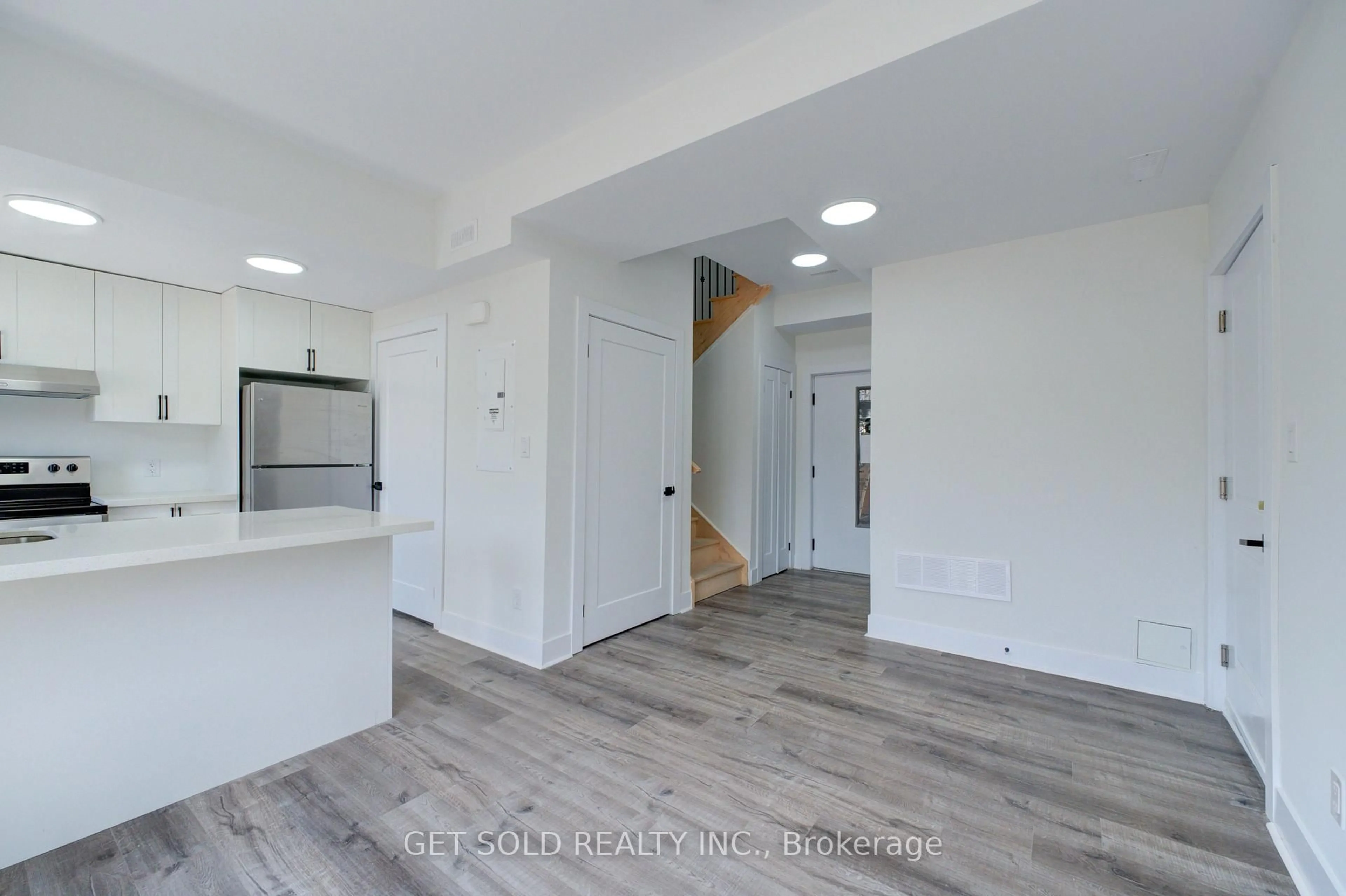 Indoor entryway for 6701 Thorold Stone Rd #6, Niagara Falls Ontario L2J 1B3