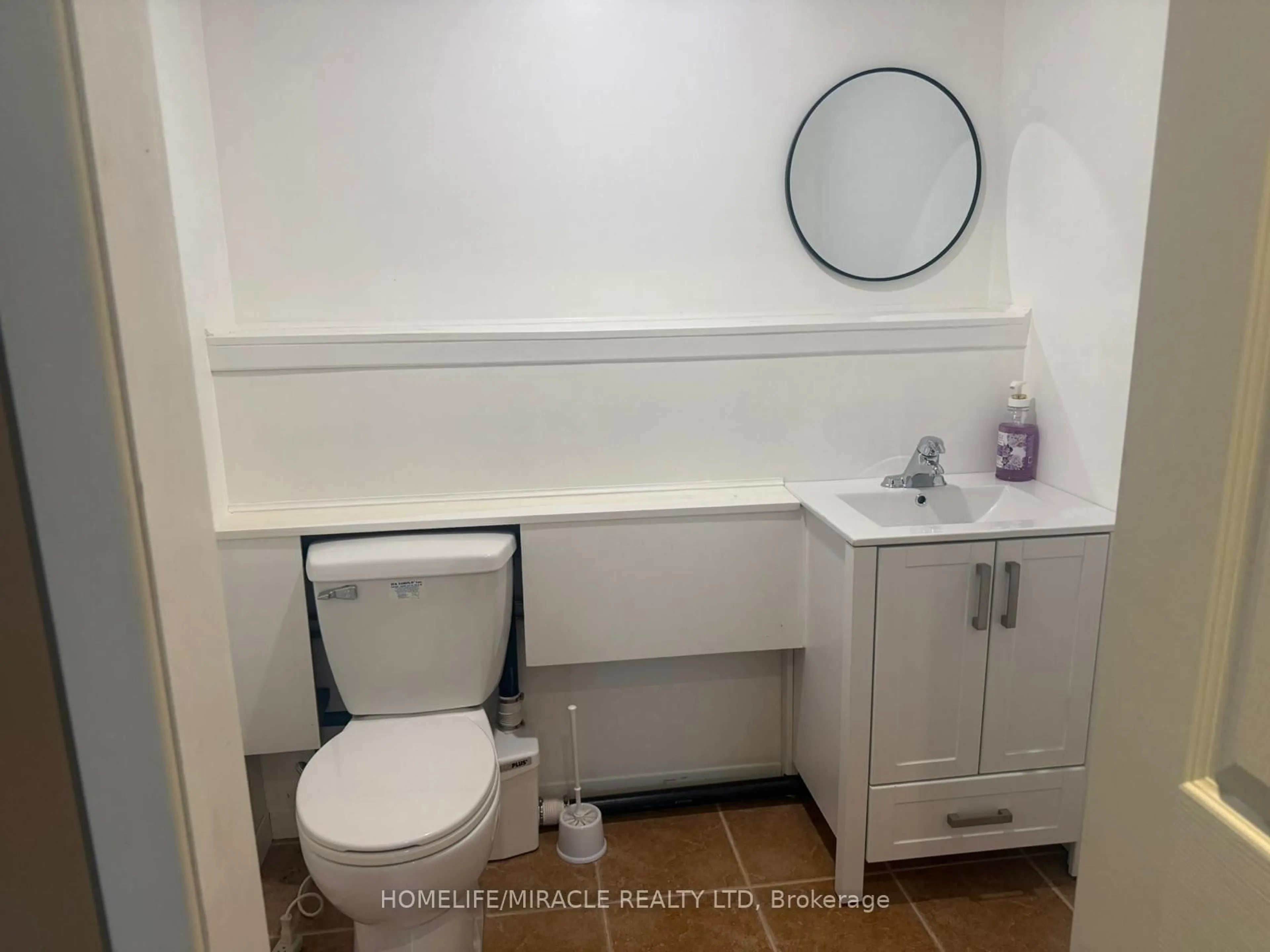Standard bathroom, unknown for 255 Revell St, Gravenhurst Ontario P1P 0E4