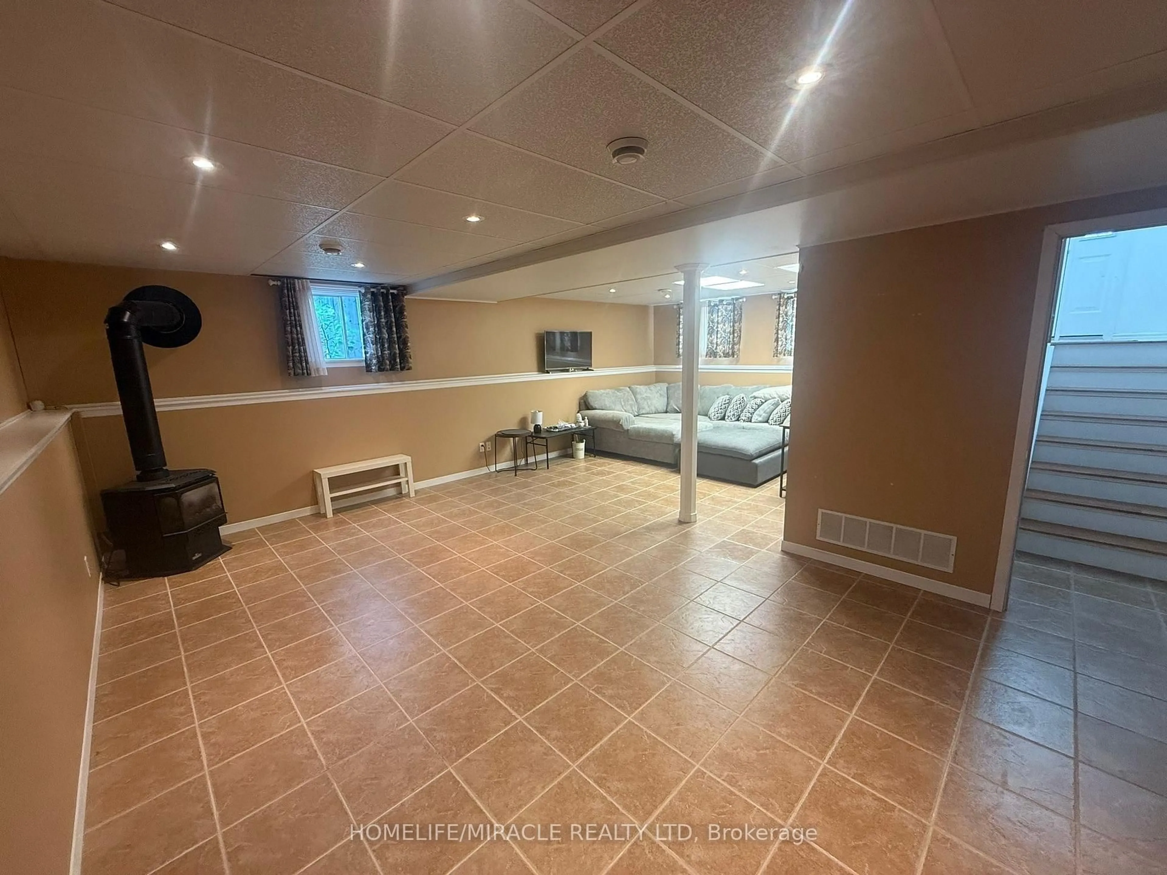 A pic of a room for 255 Revell St, Gravenhurst Ontario P1P 0E4