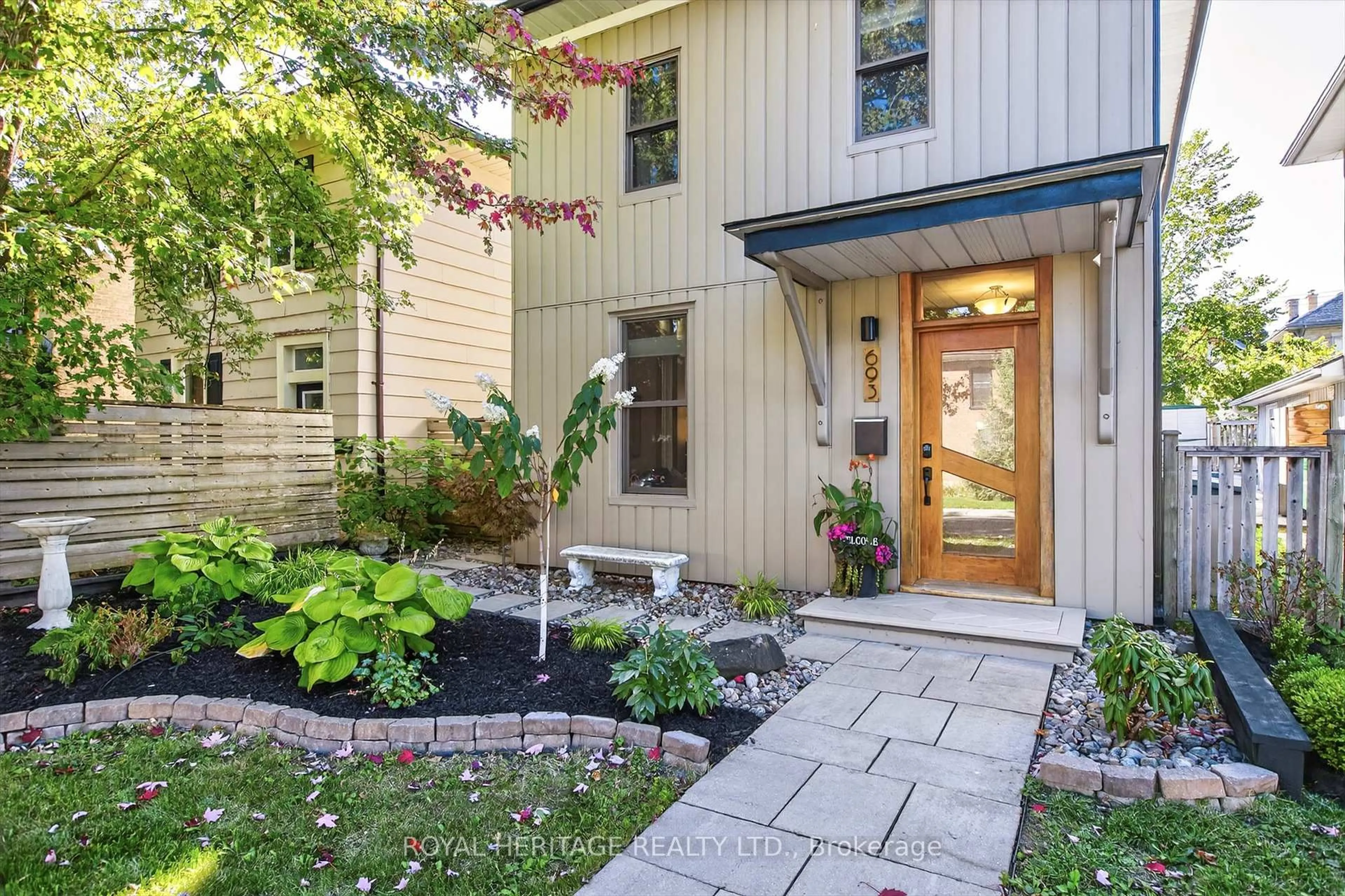 Indoor entryway for 693 Water St, Peterborough Ontario K9H 3N4