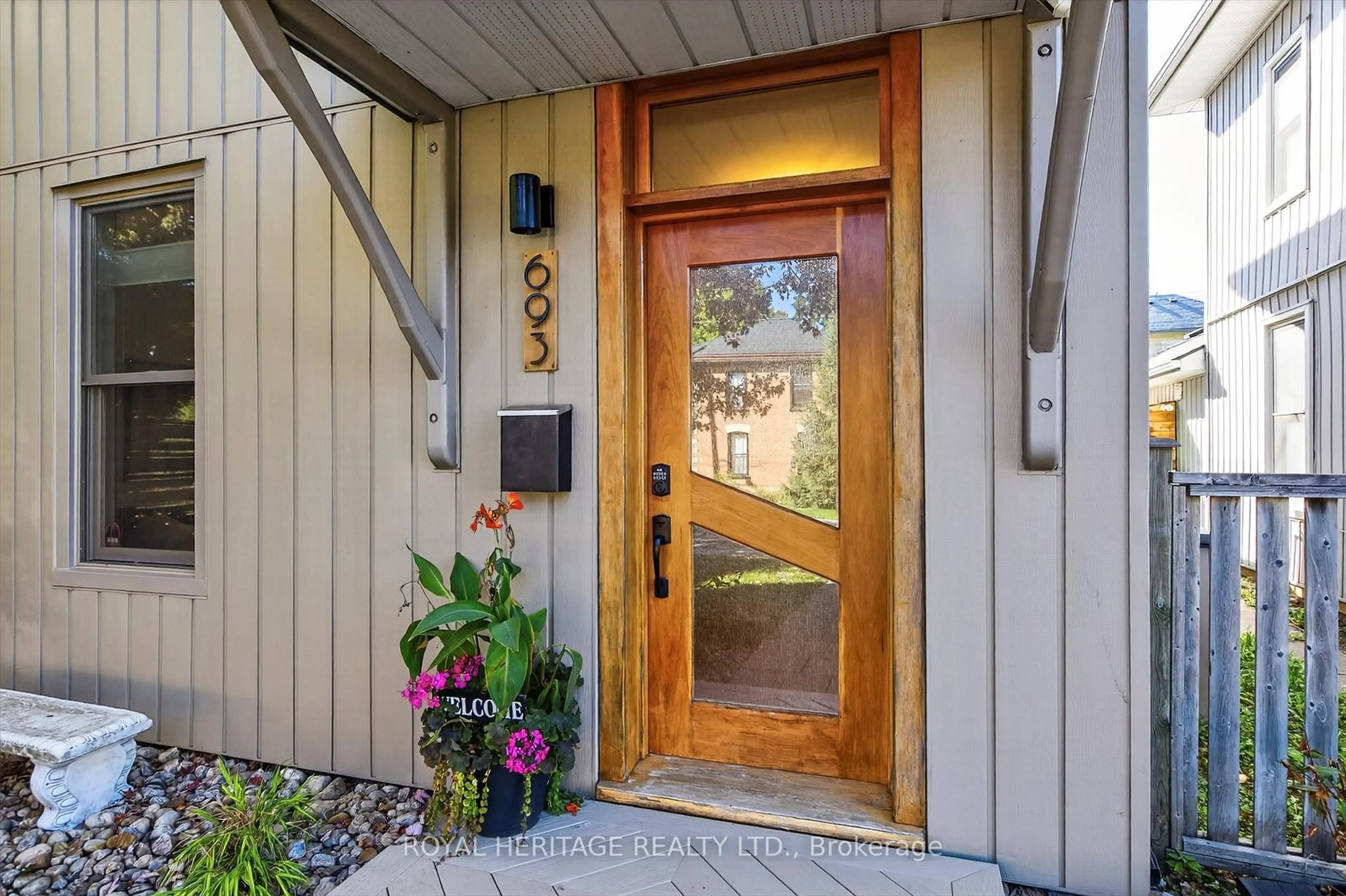 Indoor entryway for 693 Water St, Peterborough Ontario K9H 3N4