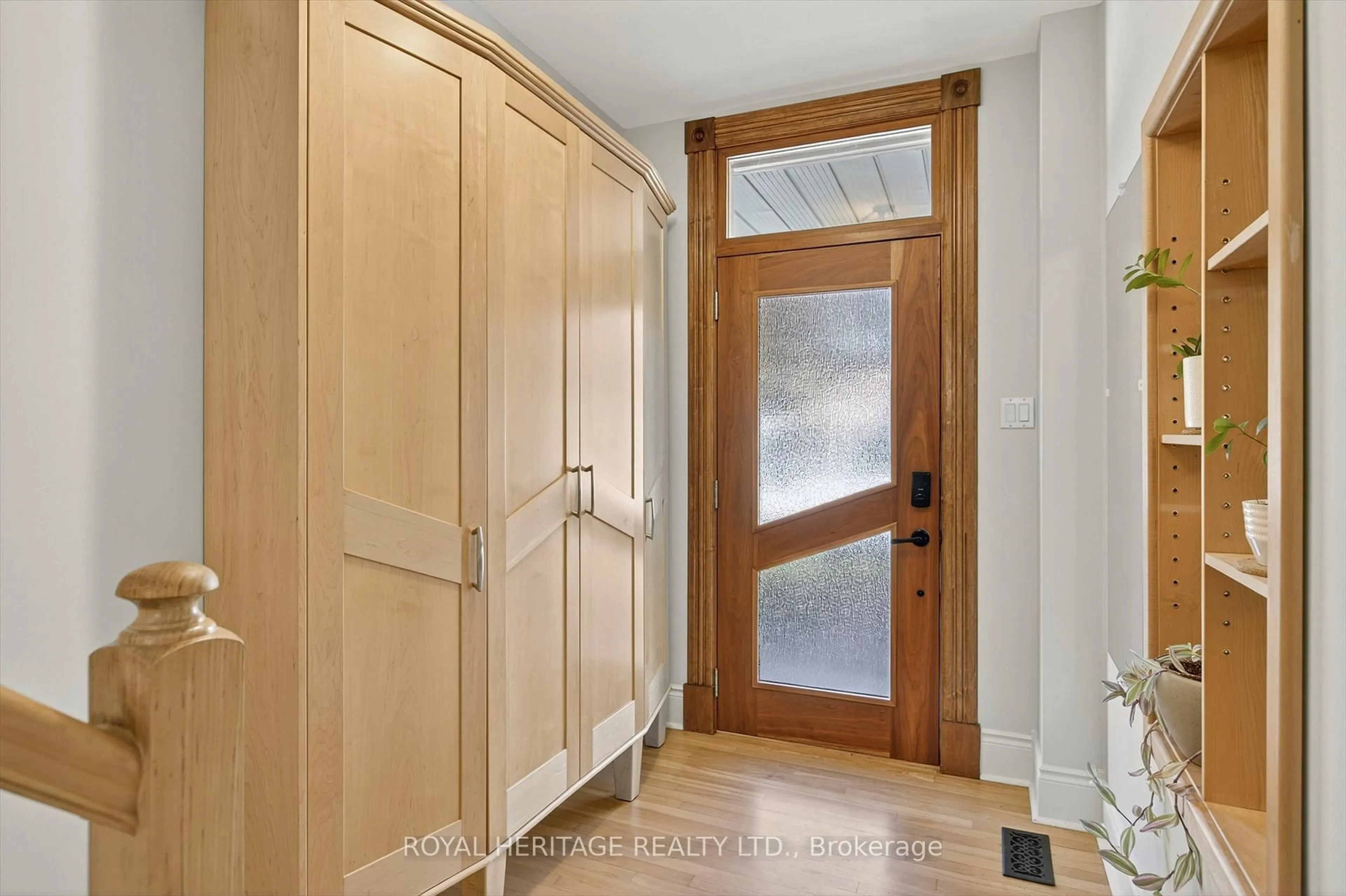 Indoor entryway for 693 Water St, Peterborough Ontario K9H 3N4