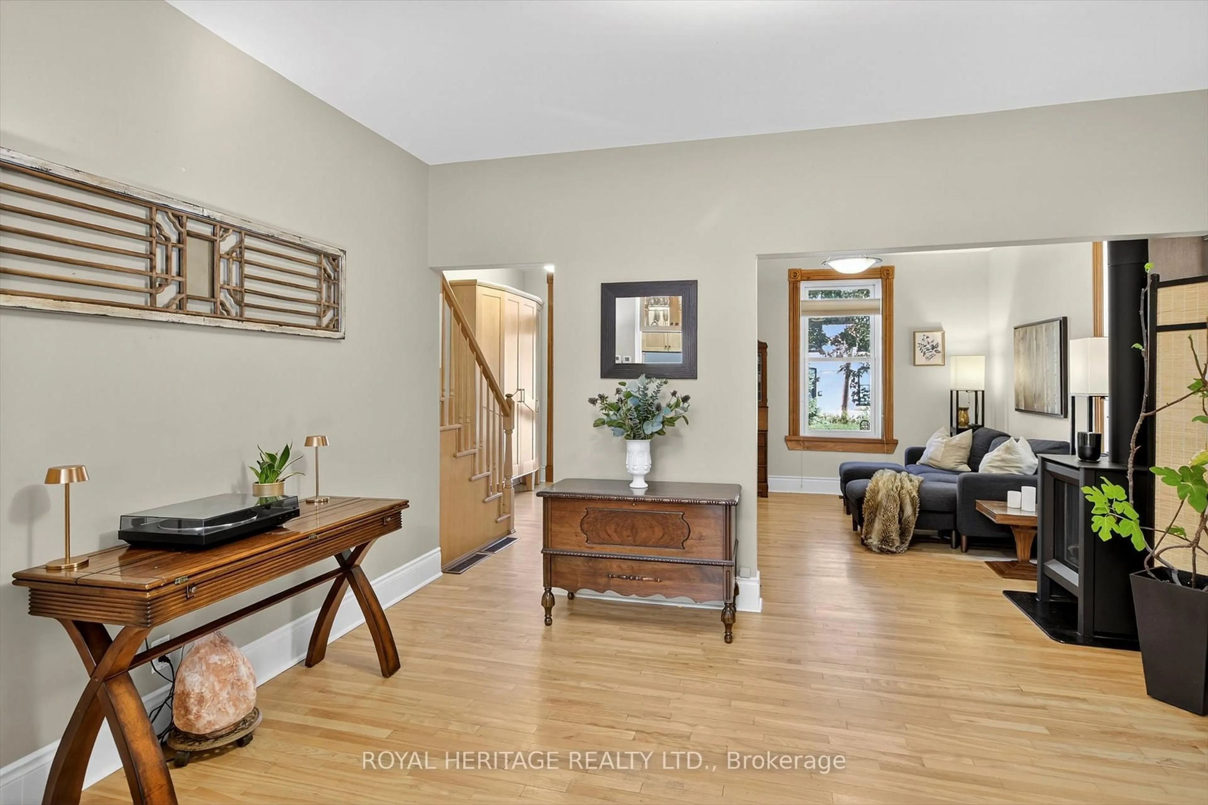 Indoor foyer for 693 Water St, Peterborough Ontario K9H 3N4