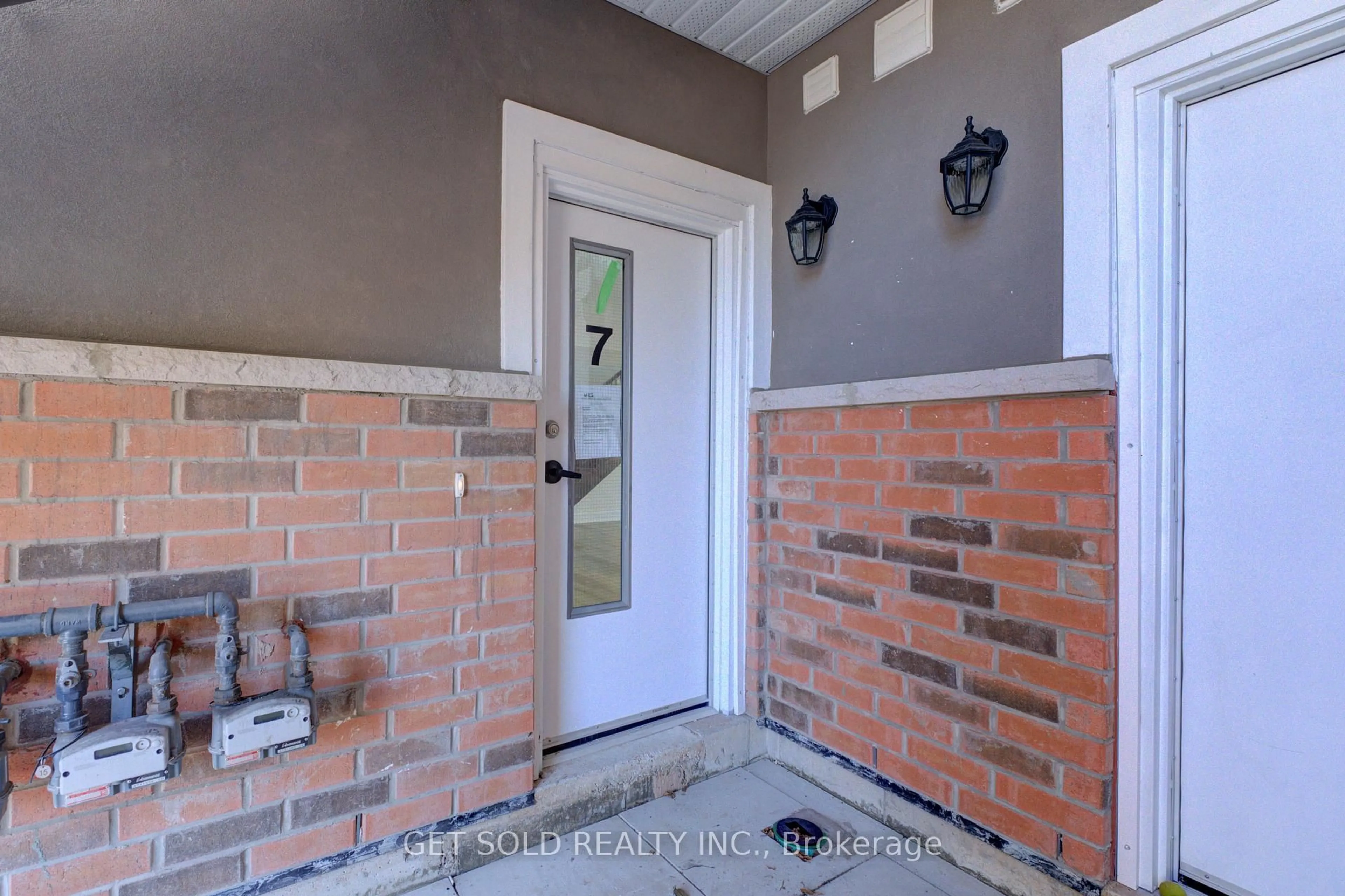 Indoor entryway for 6701 Thorold Stone Rd #7, Niagara Falls Ontario L2J 1B3