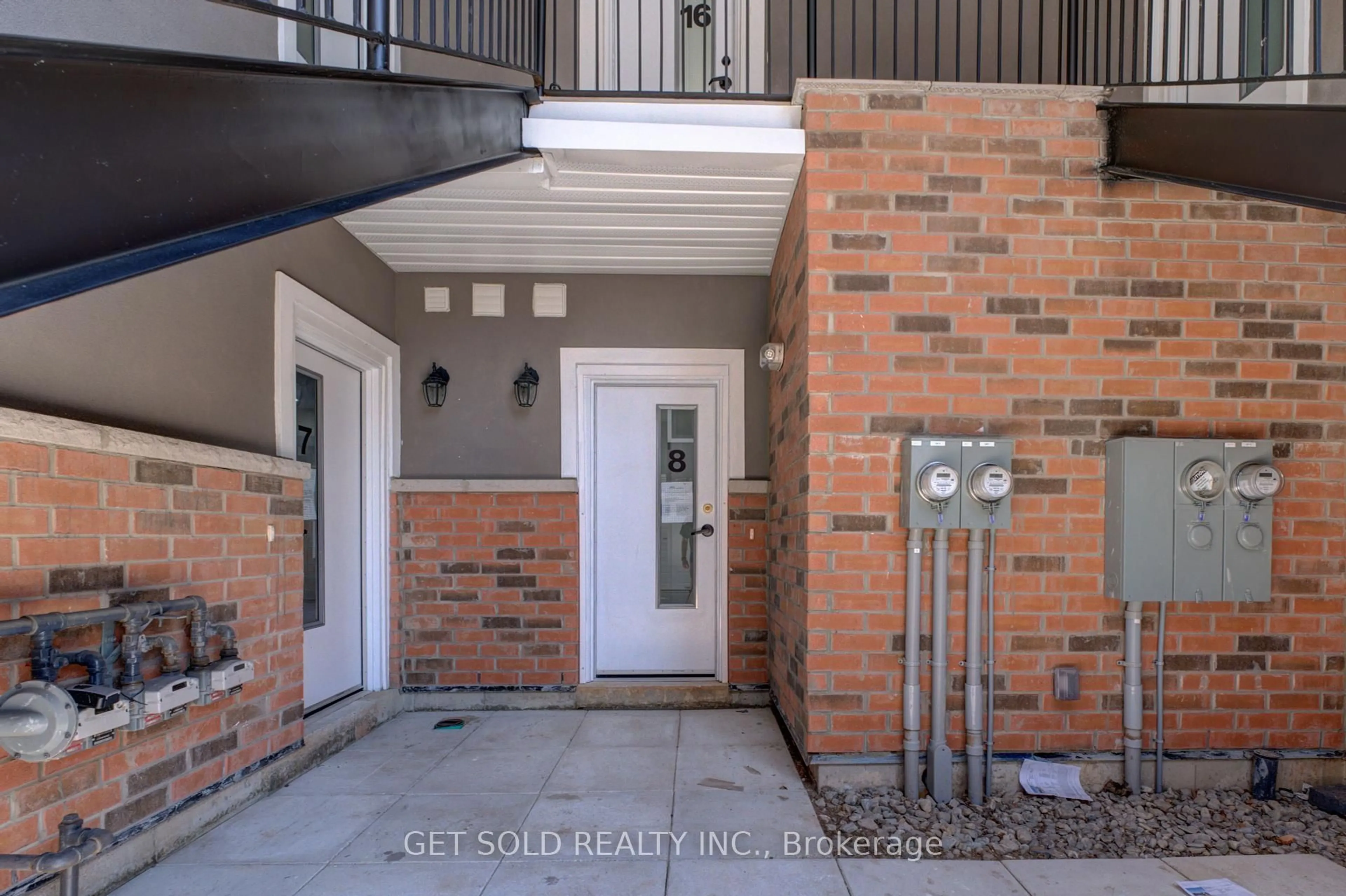 Indoor entryway for 6701 Thorold Stone Rd #8, Niagara Falls Ontario L2J 1B3